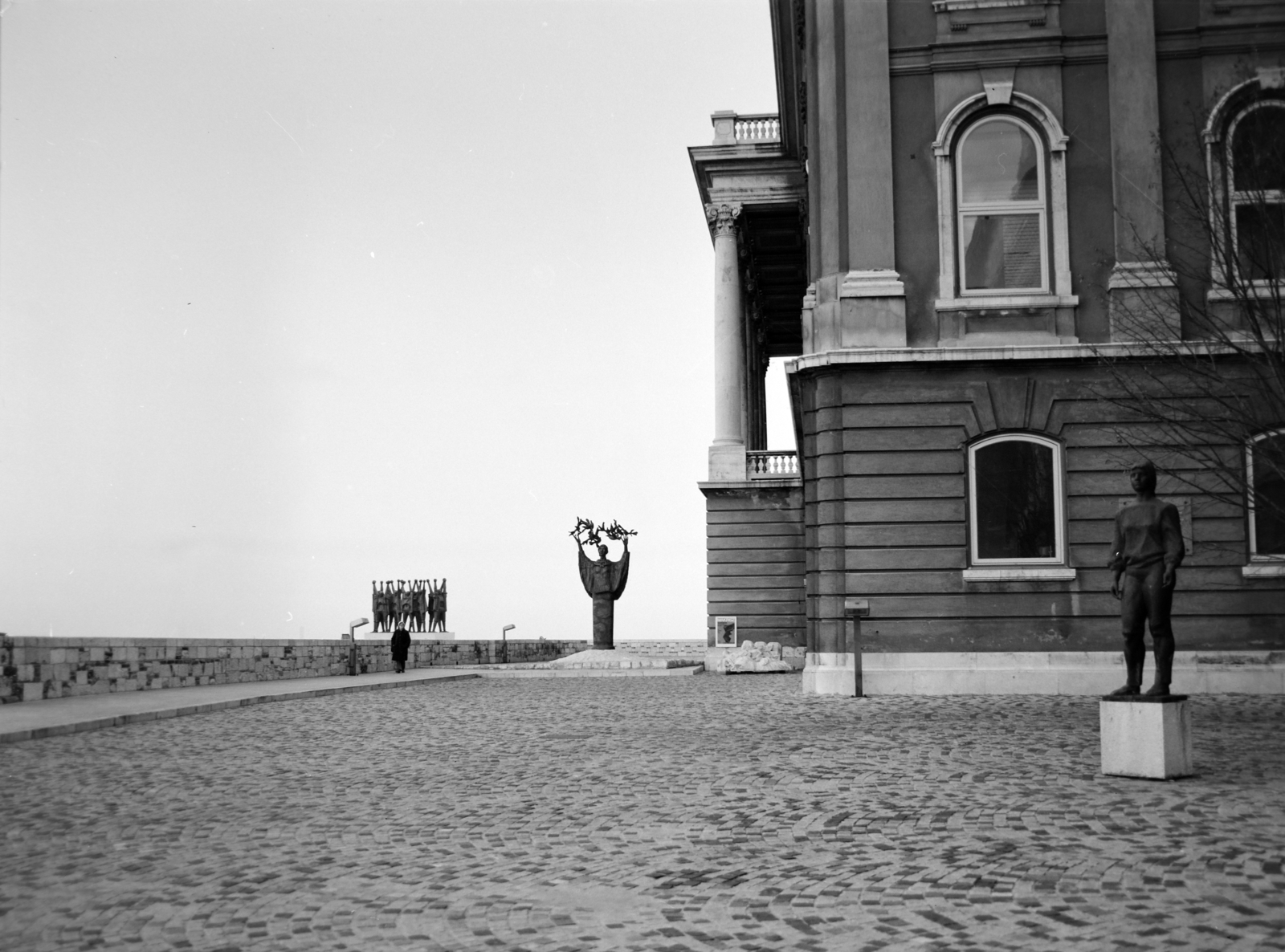 Hungary, Budapest I., Budavári Palota (korábban Királyi Palota), Magyar Nemzeti Galéria. A felvétel Makrisz Agamemnon életmű kiállításakor készült, a háttérben a művész szobrai., 1980, Magyar Nemzeti Galéria/Adattári Gyűjtemény, Budapest, Fortepan #144429