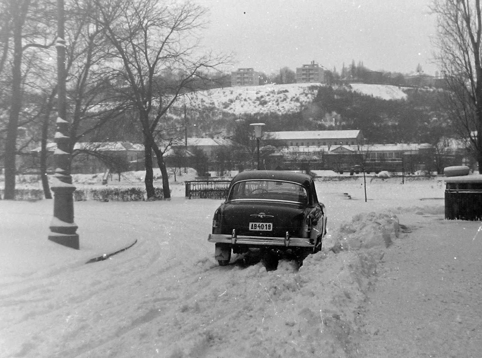 Hungary, Margit Islands, Budapest, a Volga M 21 személygépkocsi a Hajós Alfréd Nemzeti Sportuszoda előtt áll. Szemben a budai Duna-part a Hild udvartól a Császárfürdőig és a Rózsadomb., 1959, Szent-tamási Mihály, winter, Soviet brand, GAZ-brand, automobile, M21 Wolga, number plate, Fortepan #14445