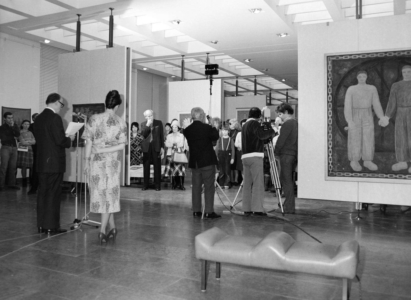 Hungary, Budapest I., Magyar Nemzeti Galéria, Ferenczy Noémi gobelinművész, festőművész életműkiállításának megnyitója 1978. szeptember 5-én. Jobbra az Összefogás című alkotása., 1980, Magyar Nemzeti Galéria/Adattári Gyűjtemény, tapestry, Budapest, Noémi Ferenczy-works, Fortepan #144549