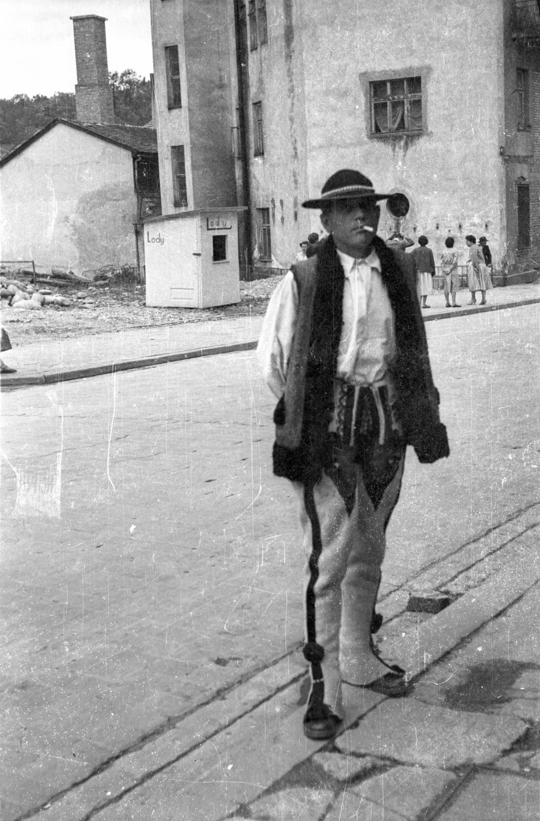 Poland, 1958, Szent-tamási Mihály, smoking, folk costume, Fortepan #14461