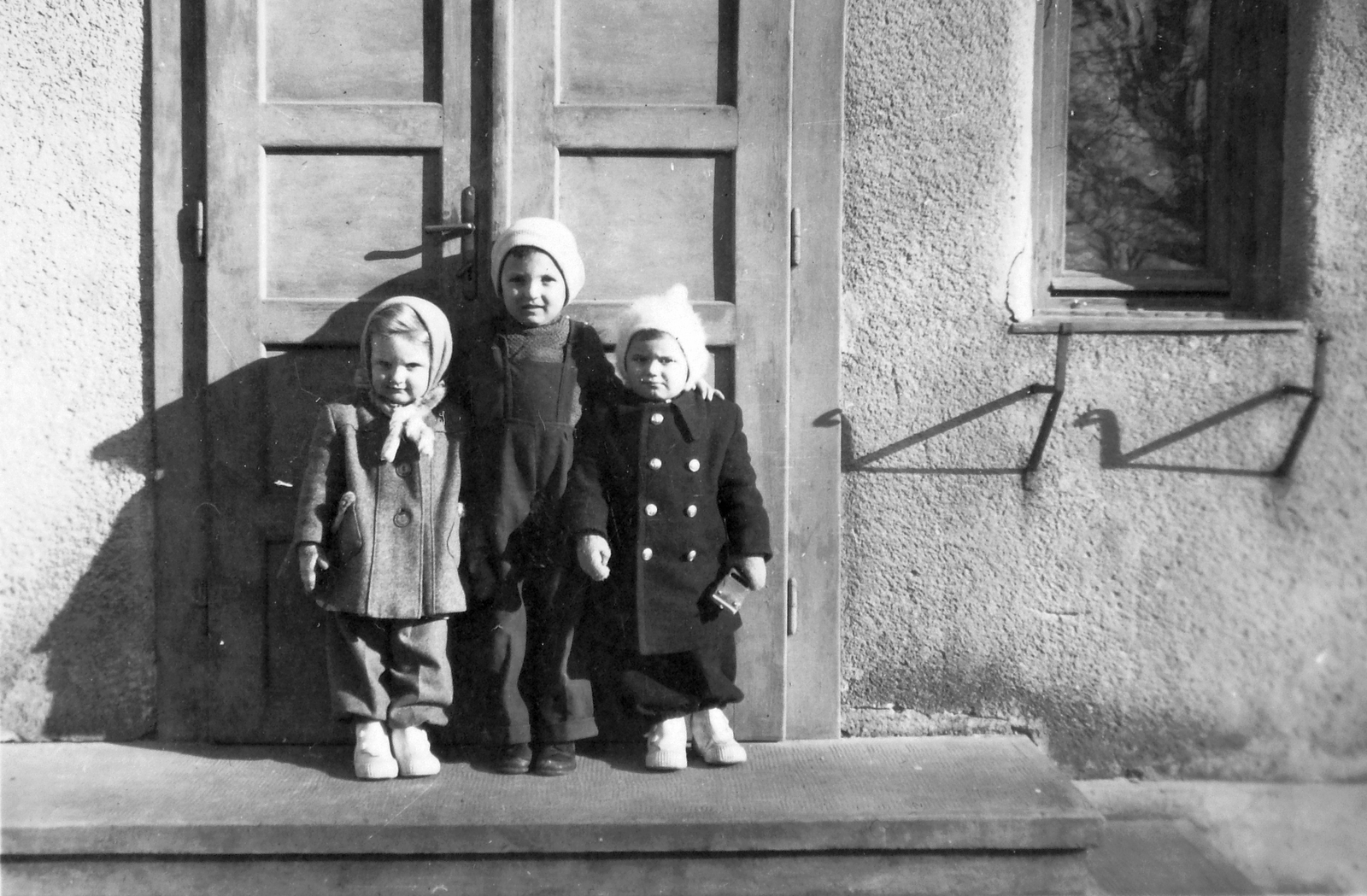 Hungary, Somlóvásárhely, 1951, Baráth Endre, stairs, kids, snowshoe, Fortepan #14476