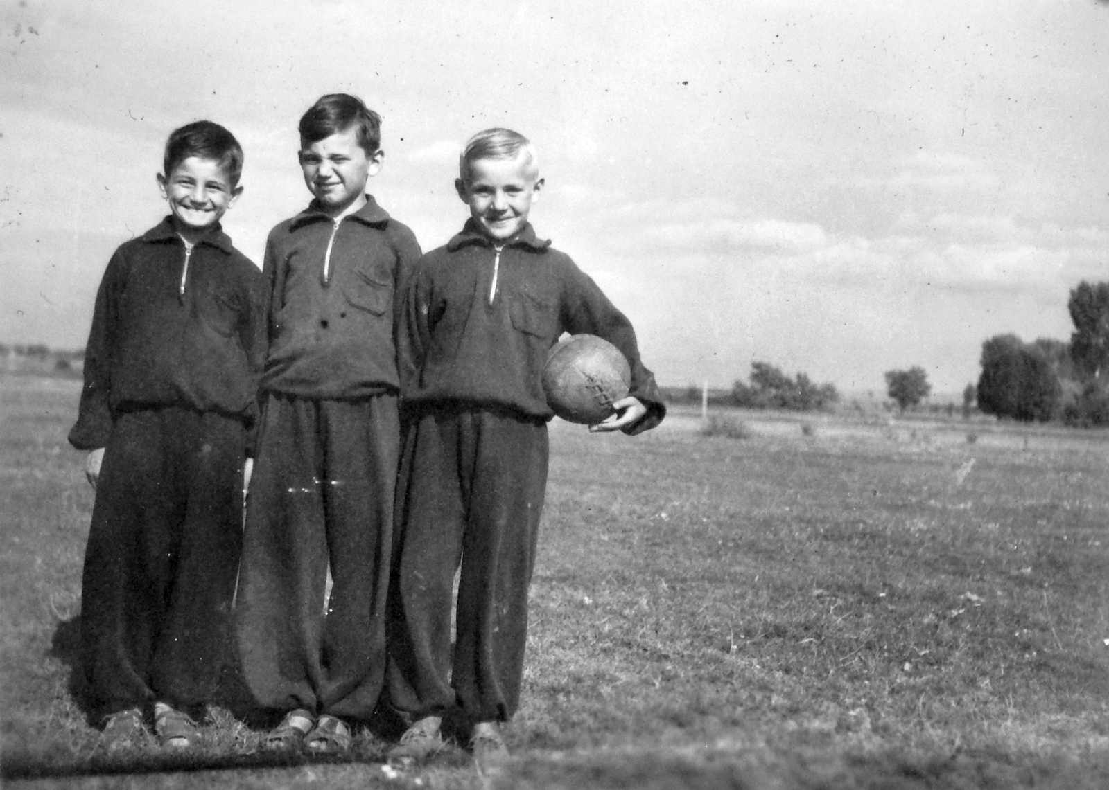 Hungary, Somló, 1958, Baráth Endre, tableau, boys, sweater, leather ball, Fortepan #14480