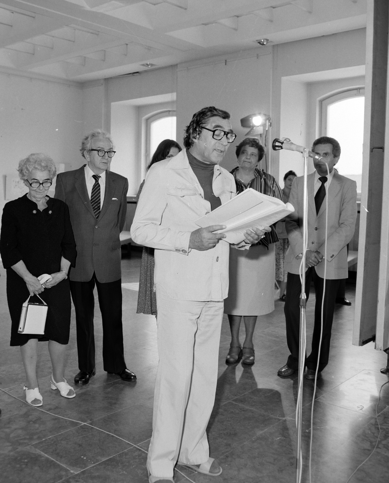 Hungary, Budapest I., Budavári Palota (korábban Királyi Palota), Magyar Nemzeti Galéria. Somlyó György költő megnyitja Szalay Lajos grafikusművész kiállítását. Balra a háttérben a grafikusművész és felesége áll., 1980, Magyar Nemzeti Galéria/Adattári Gyűjtemény, Budapest, Fortepan #144919