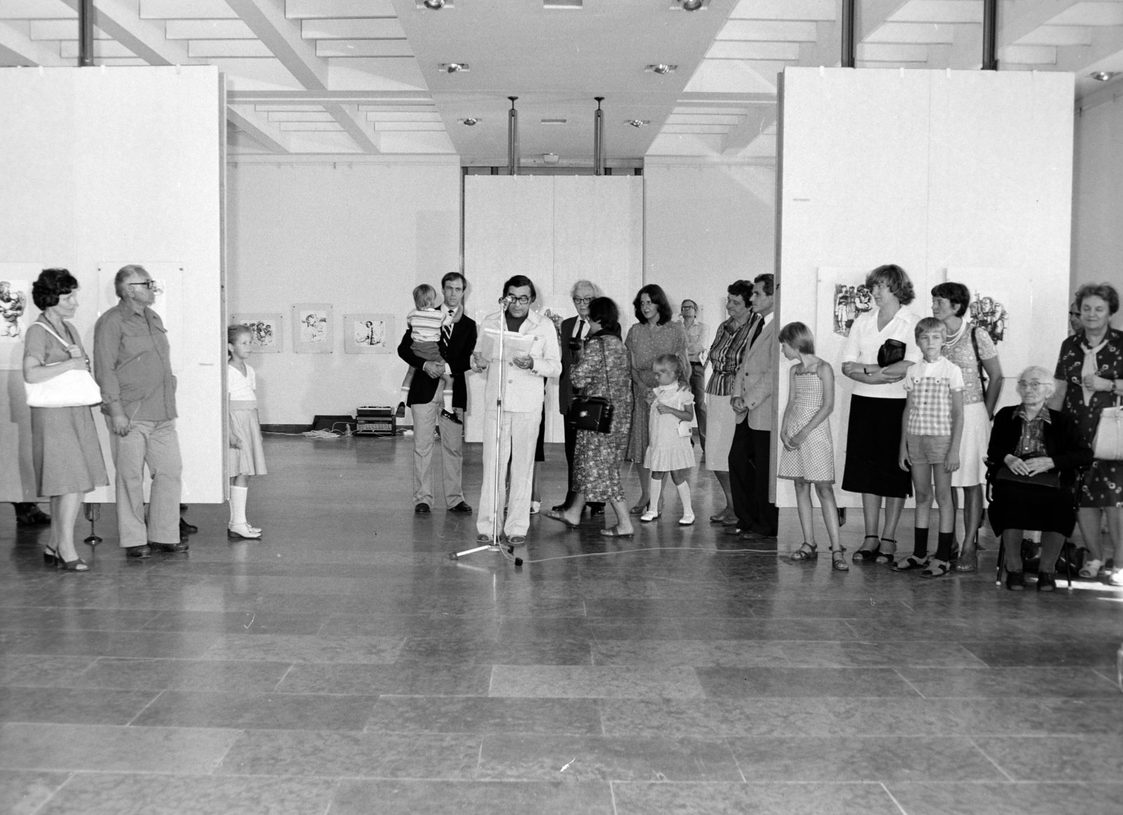 Hungary, Budapest I., Budavári Palota (korábban Királyi Palota), Magyar Nemzeti Galéria. Somlyó György költő megnyitja Szalay Lajos grafikusművész kiállítását. Jobbra a háttérben sötét öltönyben a grafikusművész látható., 1980, Magyar Nemzeti Galéria/Adattári Gyűjtemény, Budapest, Fortepan #144921