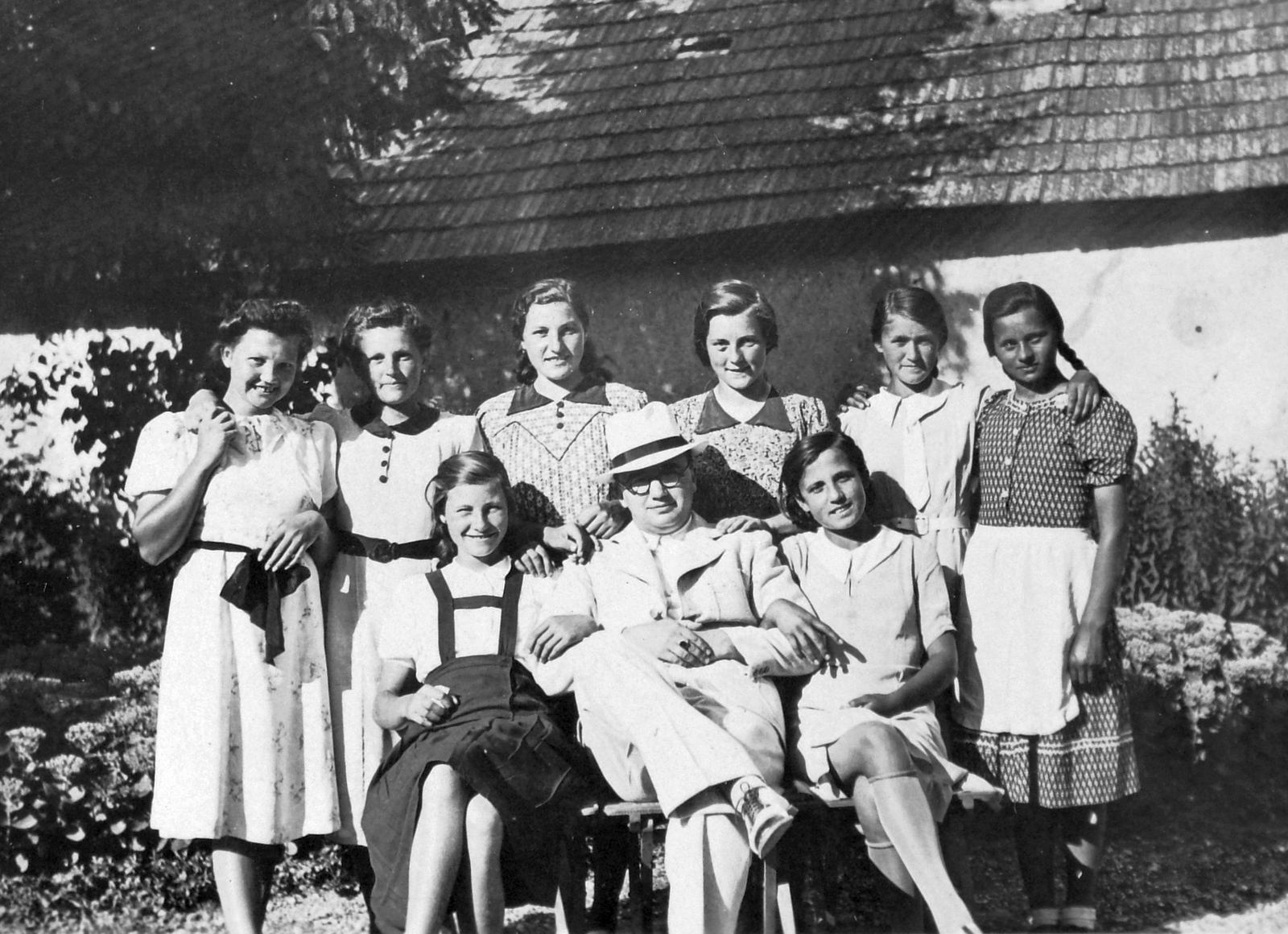 1941, Baráth Endre, átvetett láb, lányok, csoportkép, Fortepan #14519