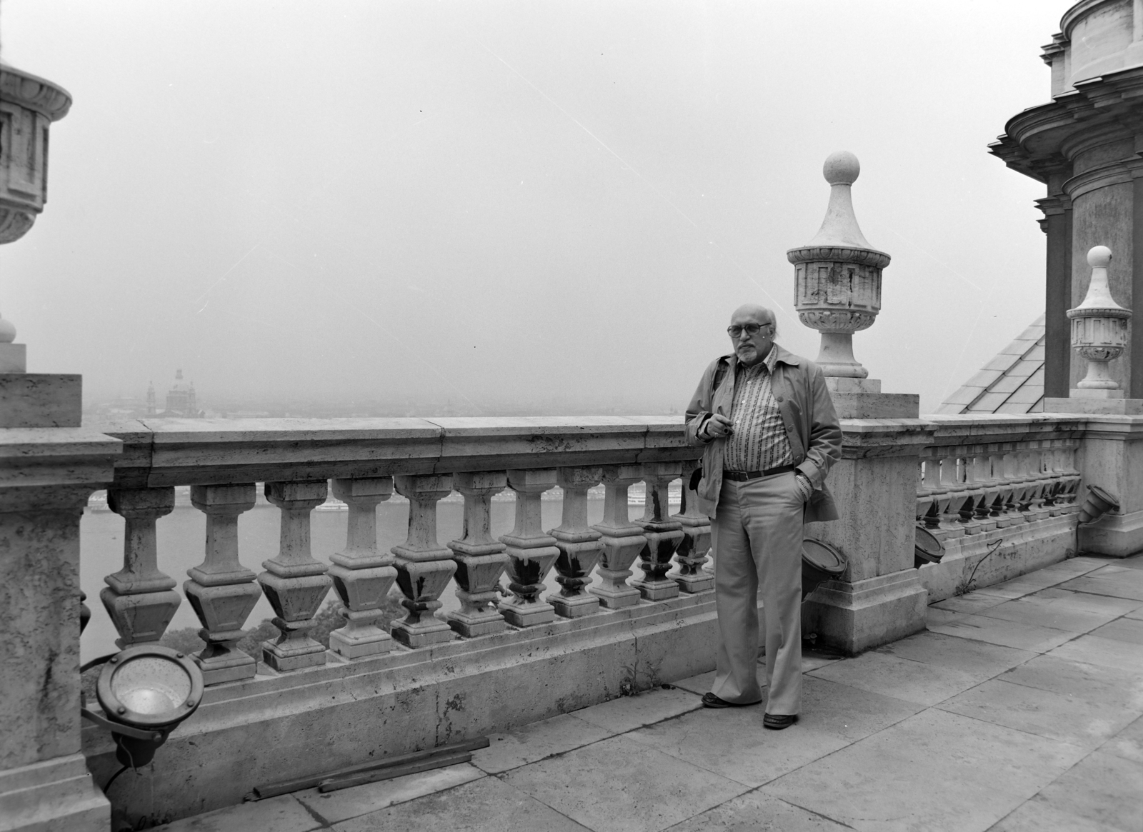 Hungary, Budapest I., Budavári Palota (korábban Királyi Palota) a Savoyai terasz felőli oldalon. A tetőteraszon Gyarmathy Tihamér festőművész. Balra háttérben a ködbevesző Szent István-bazilika., 1983, Magyar Nemzeti Galéria/Adattári Gyűjtemény, Budapest, Fortepan #145237