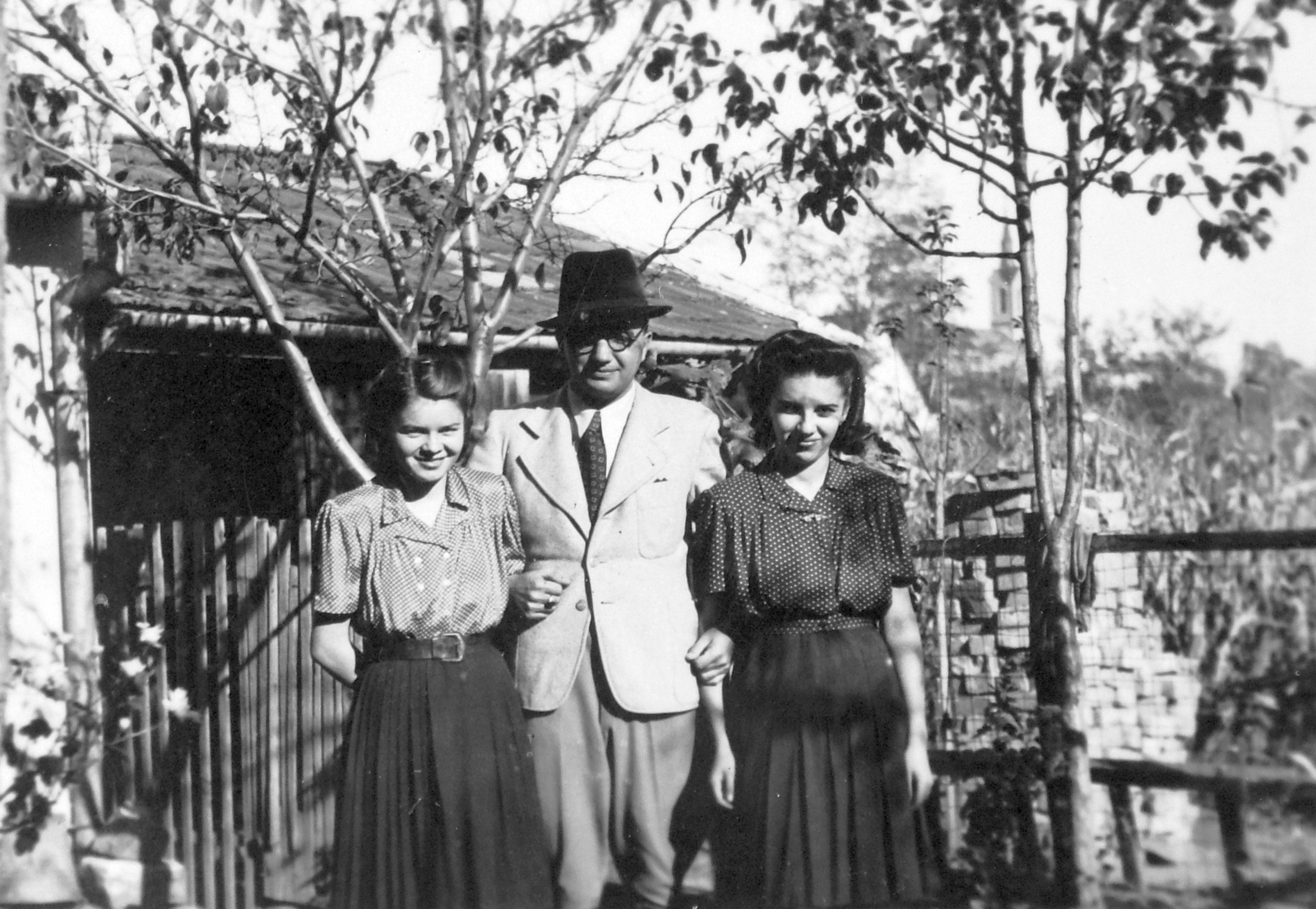 Magyarország, Pápa, háttérben a Szent Anna-templom. (A felvétel a templomtól délre, a Balla Róbert tér környékéről készülhetett.), 1939, Baráth Endre, hárman, Fortepan #14525