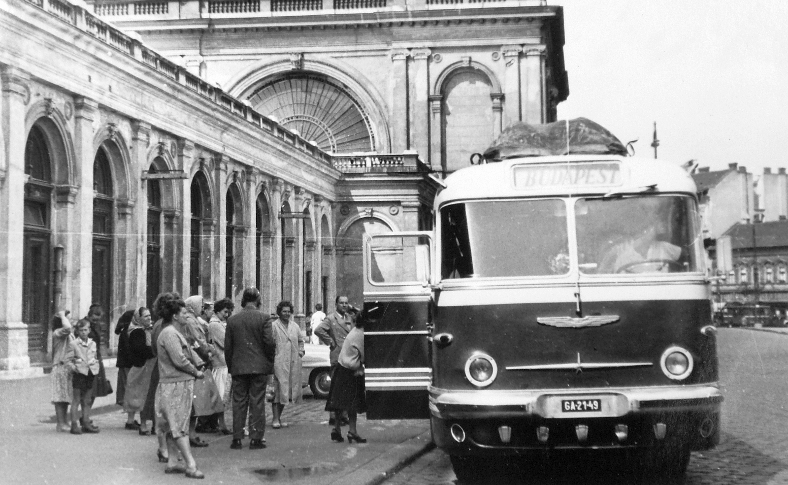 Hungary, Budapest VIII., Baross tér, a Keleti pályaudvar indulási oldala., 1961, Baráth Endre, railway, bus, Hungarian brand, genre painting, Ikarus-brand, train station, number plate, eclectic architecture, Budapest, Gyula Rochlitz-design, Fortepan #14543