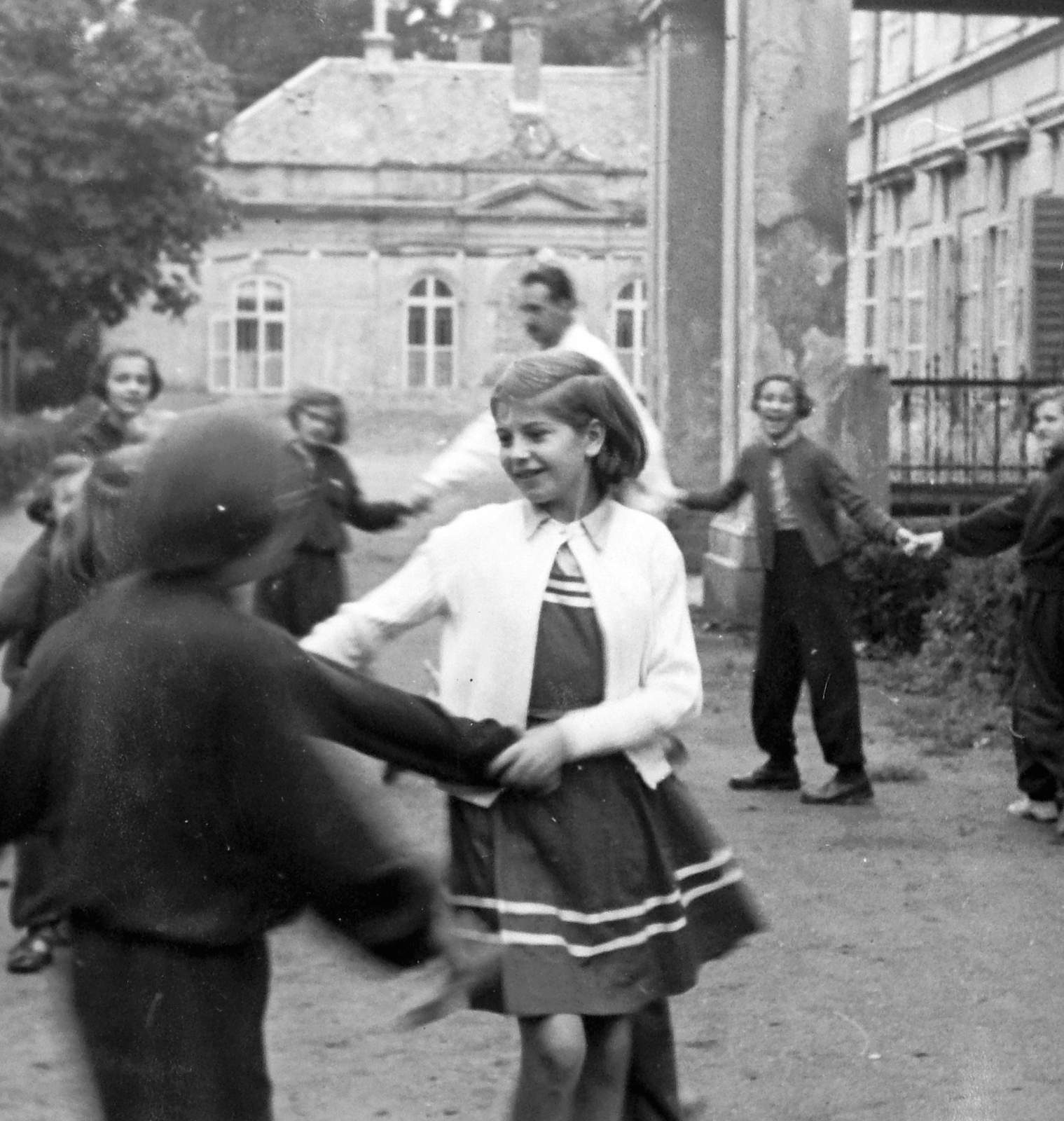 Hungary, Répceszentgyörgy, Szentgyörgyi-Horváth kastély. MÁV Nevelőintézet és Általános Iskola., 1957, Baráth Endre, dance, yard, genre painting, kids, toy, Fortepan #14545