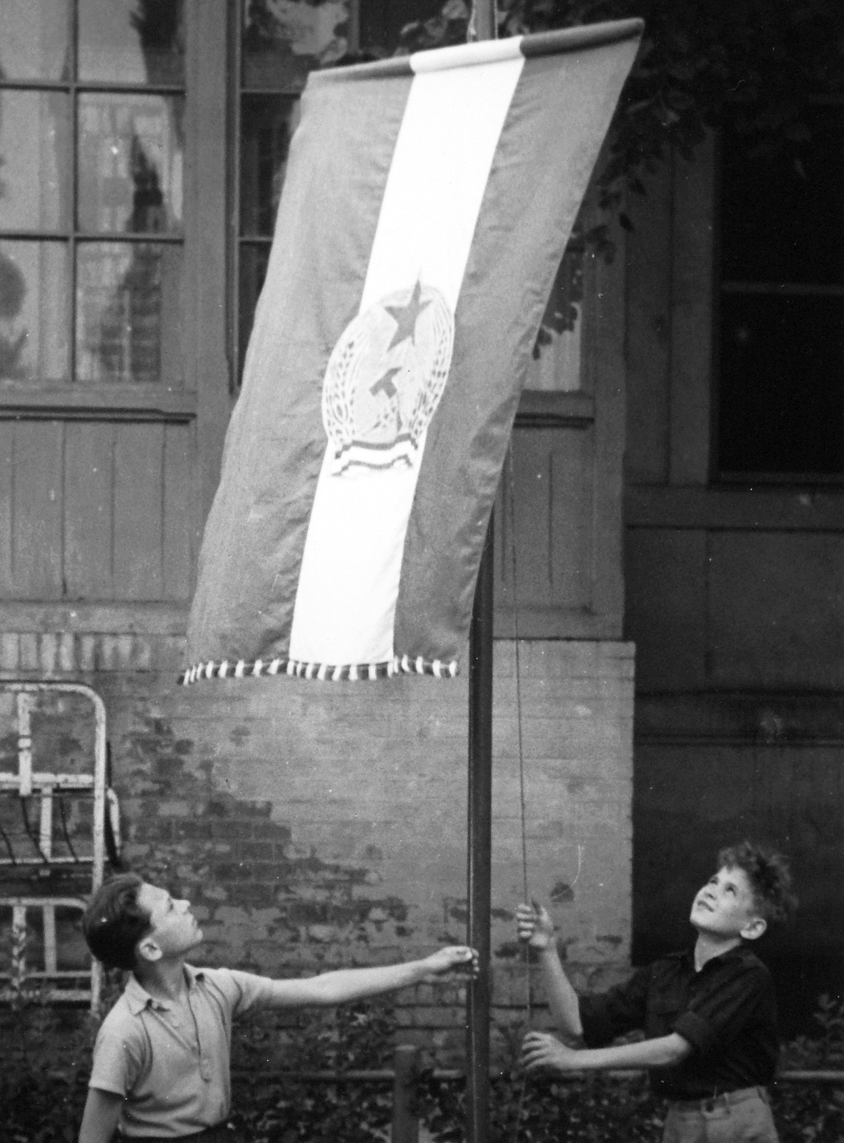Hungary, Szeged, Boldogasszony sugárút (Április 4. útja), MÁV Nevelőintézet udvara, zászlófelvonás., 1956, Baráth Endre, flag, Rákosi crest, Fortepan #14547