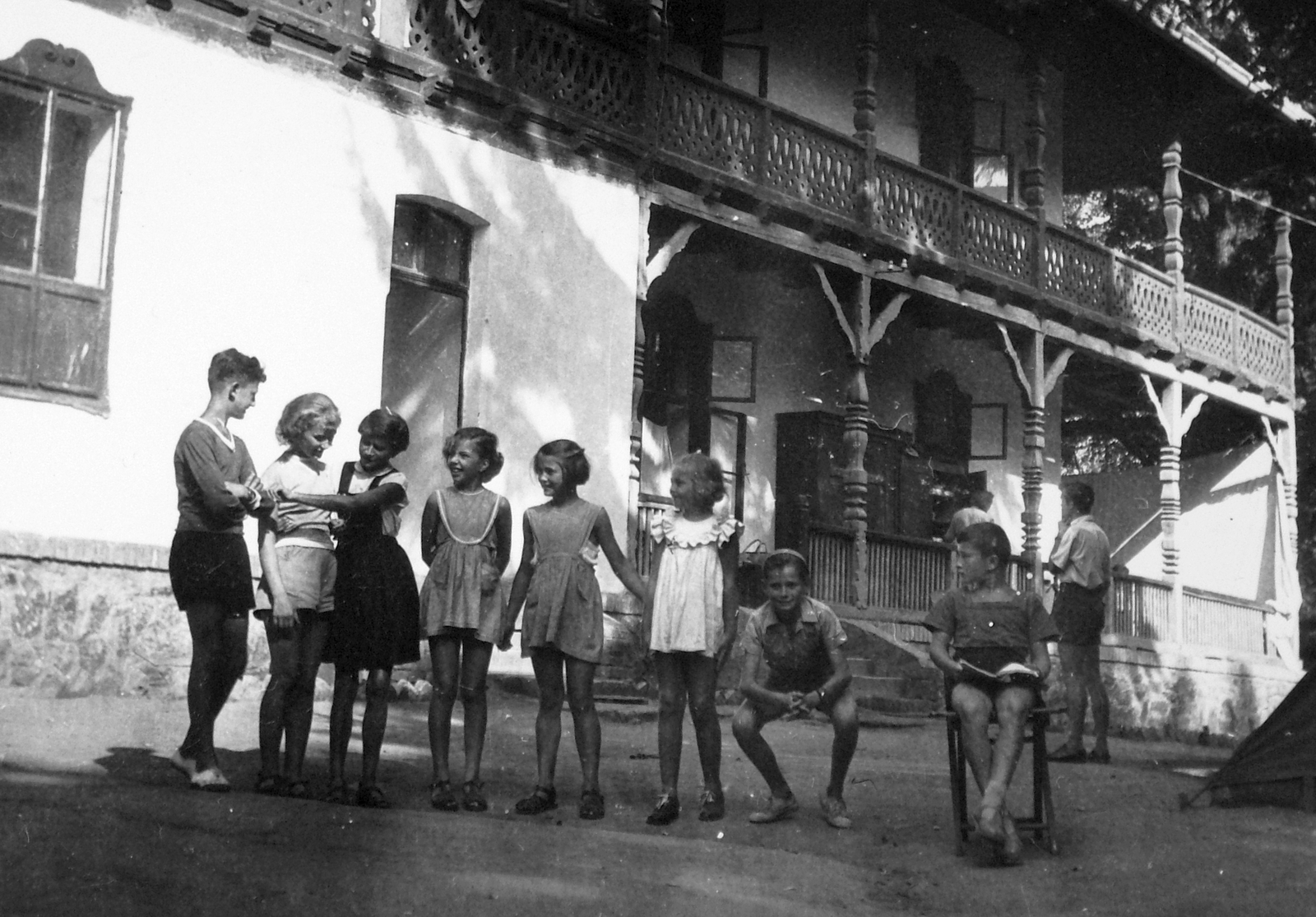 Hungary, Bakony, MÁV nevelőintézetek nyári gyermeküdültetése., 1956, Baráth Endre, girls, height chart, summer, Fortepan #14548
