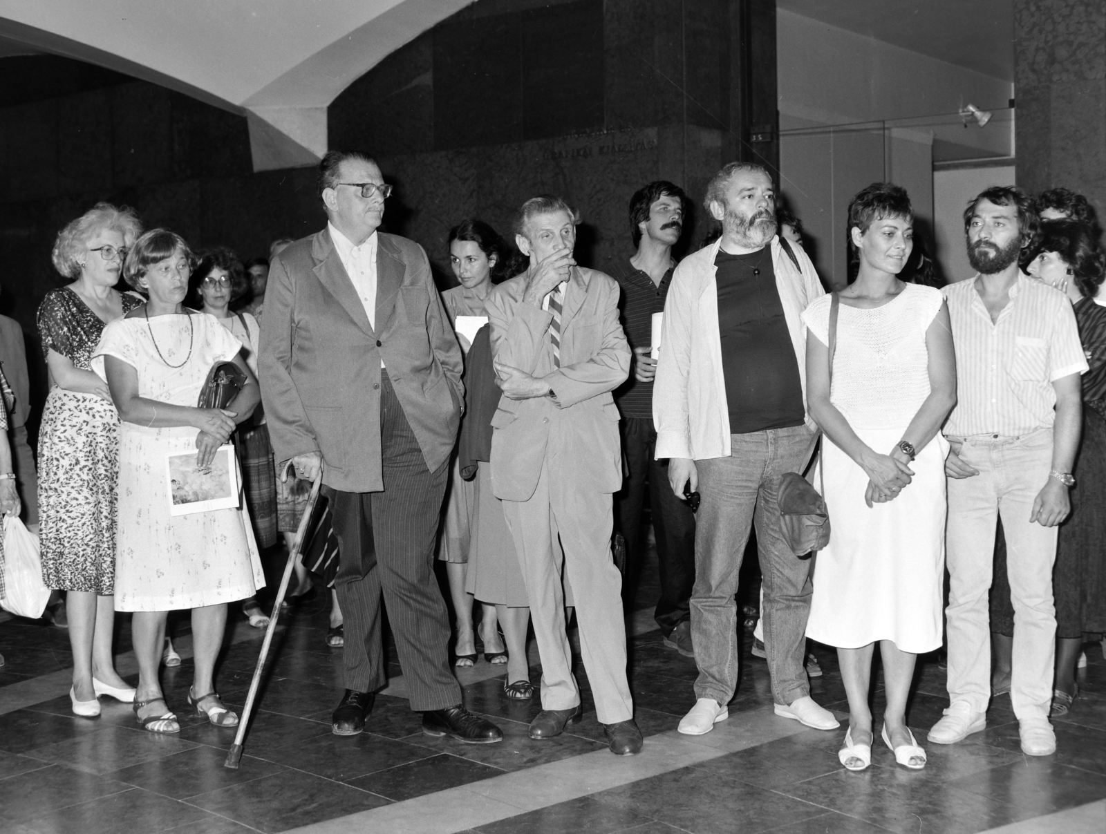 Hungary, Budapest I., Magyar Nemzeti Galéria, Ladányi Imre festőművész kiállításának megnyitója. Balra bottal a kezében Del Medico Imre jogász, közíró, sajtólevelező. Jobbról a harmadik Kecskeméti Kálmán fotó- és festőművész, grafikus., 1986, Magyar Nemzeti Galéria/Adattári Gyűjtemény, Budapest, Fortepan #145573