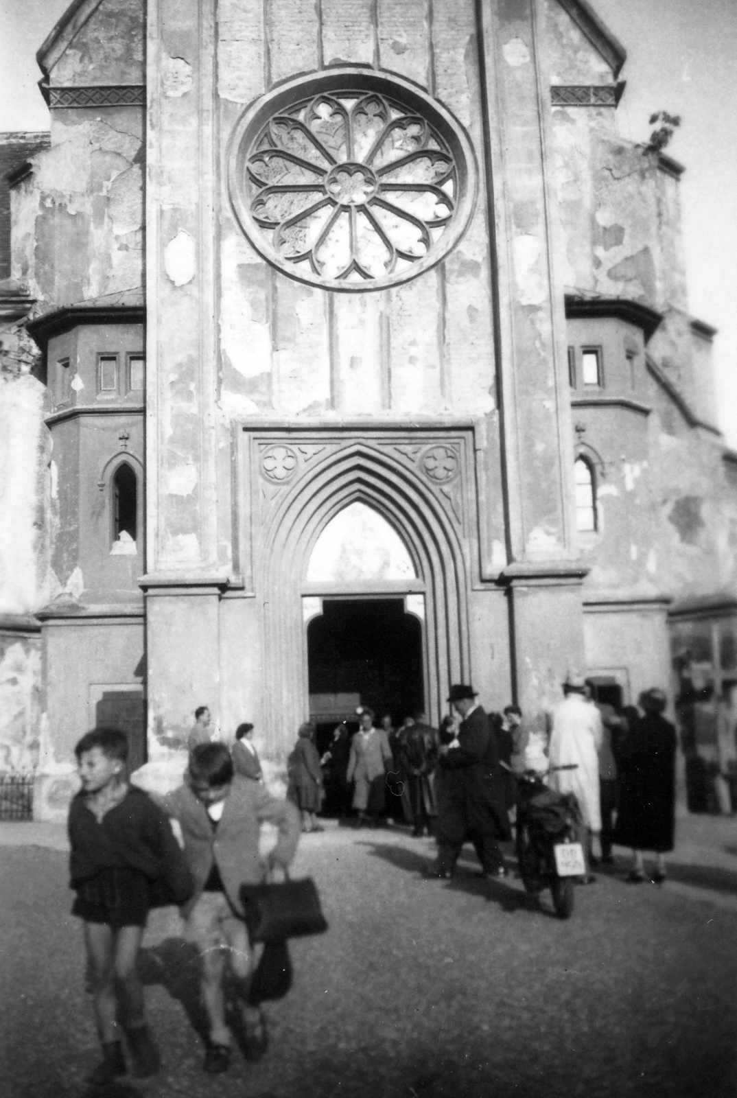 Hungary,Lake Balaton, Keszthely, Fő tér, Magyarok Nagyasszonya templom., 1955, Sződy Maczó, church, Catholic Church, pointed arch, Fortepan #14568