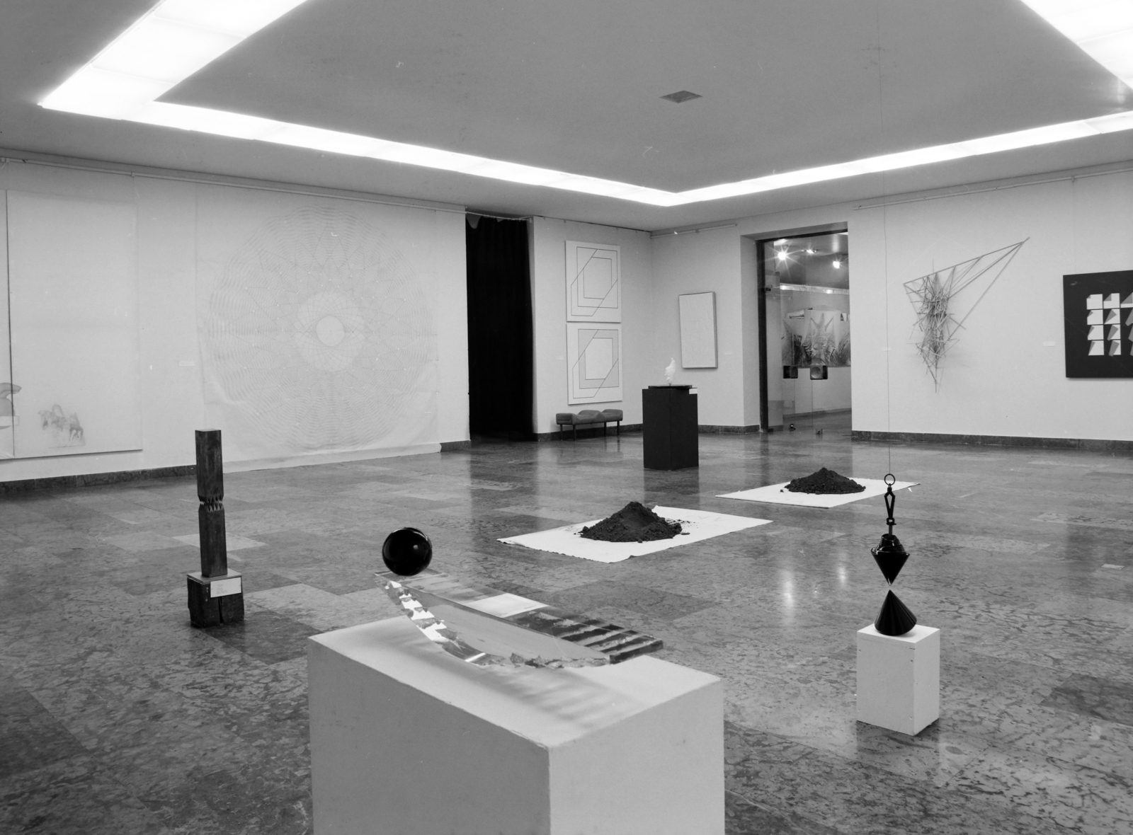 Magyarország, budai Vár, Budapest I., Magyar Nemzeti Galéria, Szimmetria és Aszimmetria című kiállítás., 1989, Magyar Nemzeti Galéria/Adattári Gyűjtemény, Budapest, Fortepan #145806