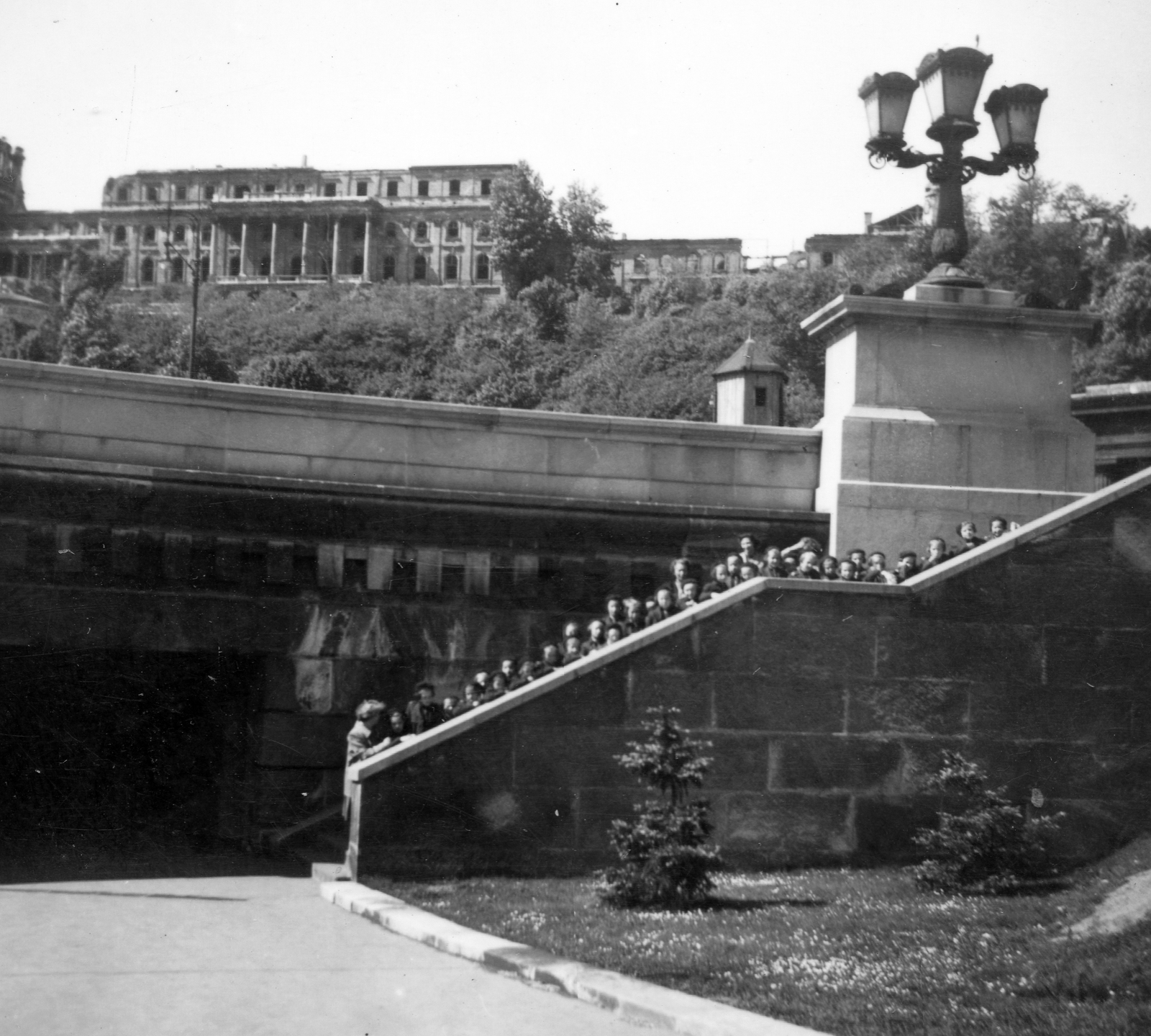 Hungary, Budapest I., Széchenyi Lánchíd budai hídfője, háttérben a romos Királyi Palota (később Budavári Palota)., 1954, Baráth Endre, Budapest, picture, bottom view, gas lamp, Fortepan #14598