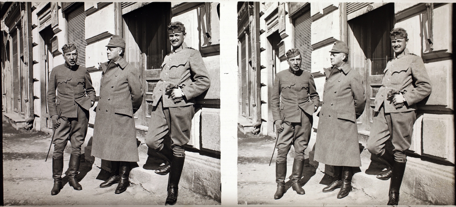 Romania,Transylvania, Gheorgheni, Szabadság tér (Piața Libertății) 3., 1916, Asztalos András, stereophoto, soldier, boots, three people, uniform, Fortepan #146061