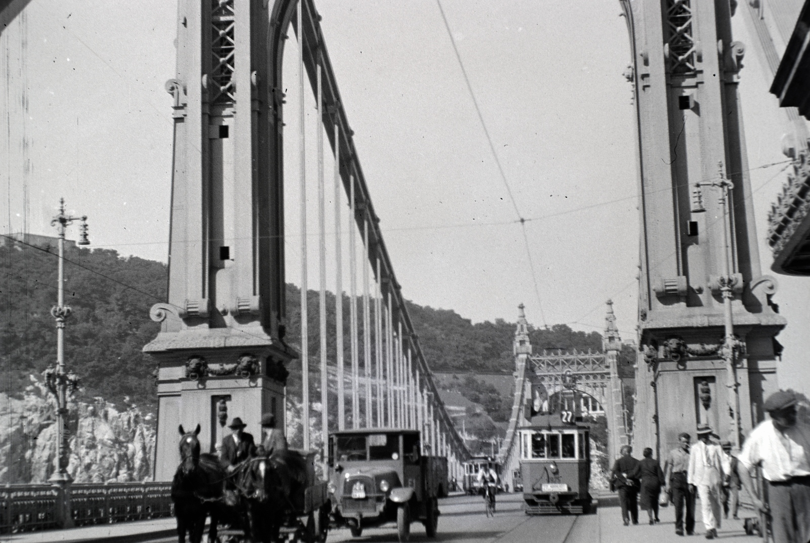 Magyarország, Budapest V.,Budapest I., Erzsébet híd, háttérben a Gellért-hegy., 1935, Sattler Katalin, híd, lovaskocsi, teherautó, villamos, kerékpár, Budapest, Fortepan #146092