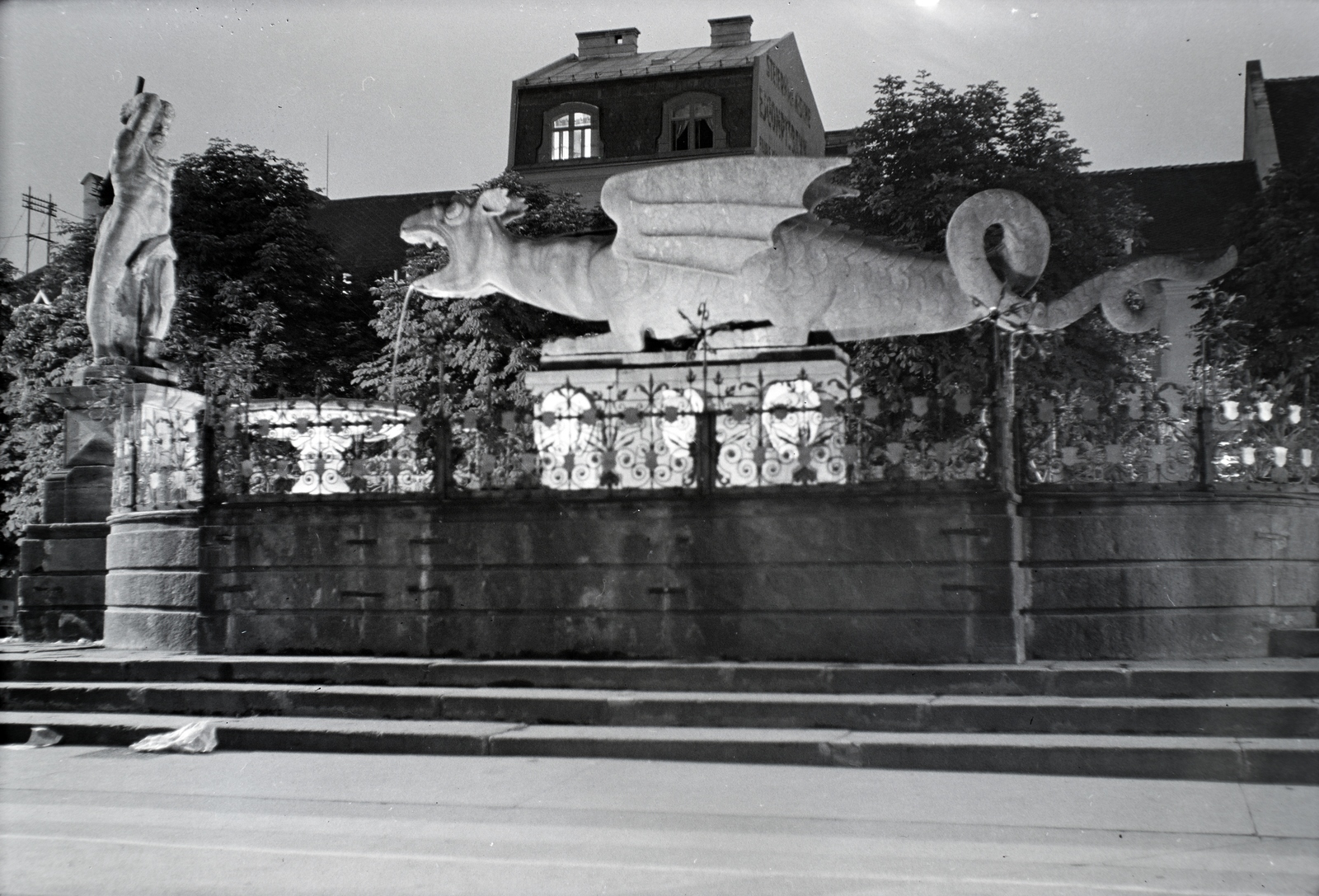 Ausztria, Klagenfurt, Neuer Platz, Lindwurmbrunnen (Sárkánykút)., 1935, Sattler Katalin, díszkivilágítás, Fortepan #146093
