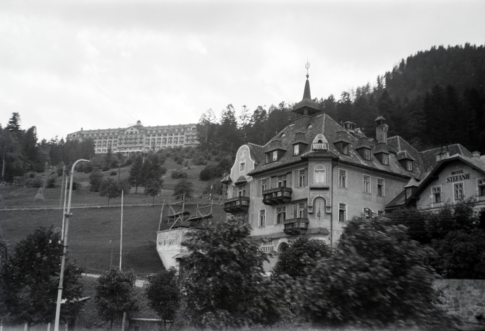 Ausztria, Semmering, előtérben a Hotel Stefanie tornyos épülete, a háttérben fenn a Grandhotel Panhans a vasútállomástól nézve., 1935, Sattler Katalin, Fortepan #146095
