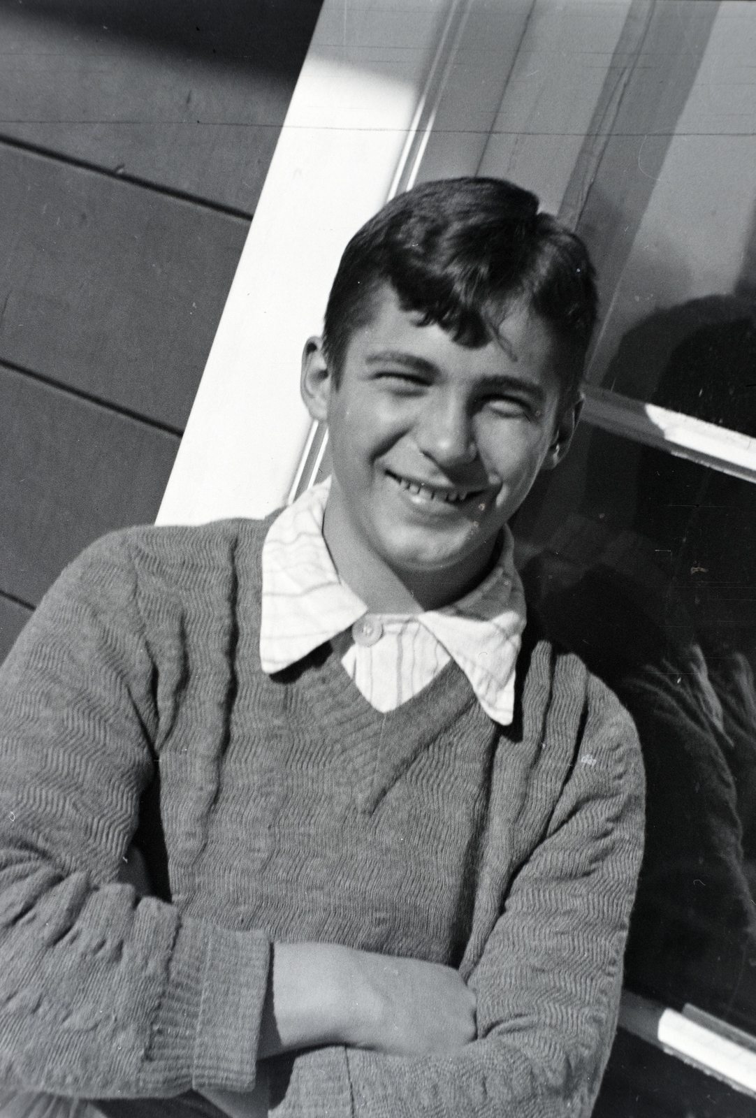 Ausztria, Stolzalpe, a szanatóriumban ápolt fiú a teraszon., 1935, Sattler Katalin, karba tett kéz, Fortepan #146103