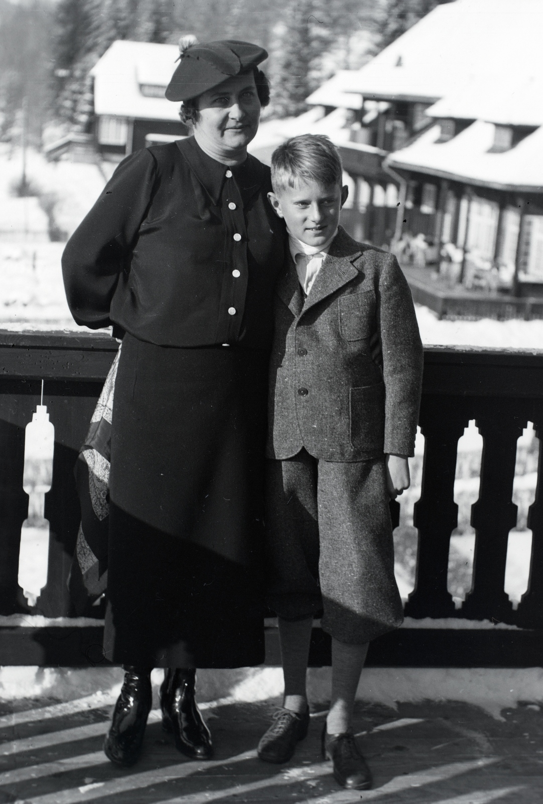 Ausztria, Stolzalpe, a szanatóriumban ápolt fiú és édesanyja a teraszon., 1935, Sattler Katalin, fiú, anya, Fortepan #146112