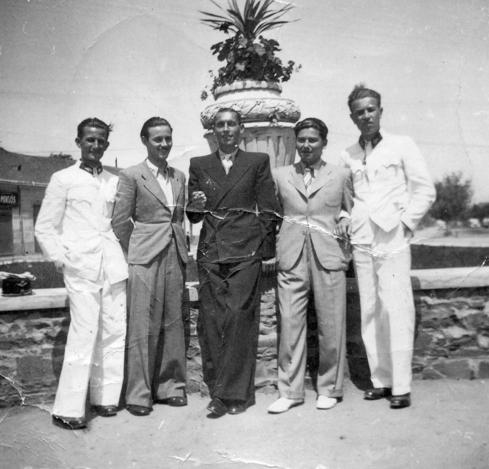 Romania,Transylvania, Satu Mare, a felvétel az Attila utca 1. (később Bulevardul Vasile Lucaciu 21.), a Megyeháza (később Szatmár Megyei Múzeum) előtt készült., 1942, Baráth Endre, panache, Fortepan #14613