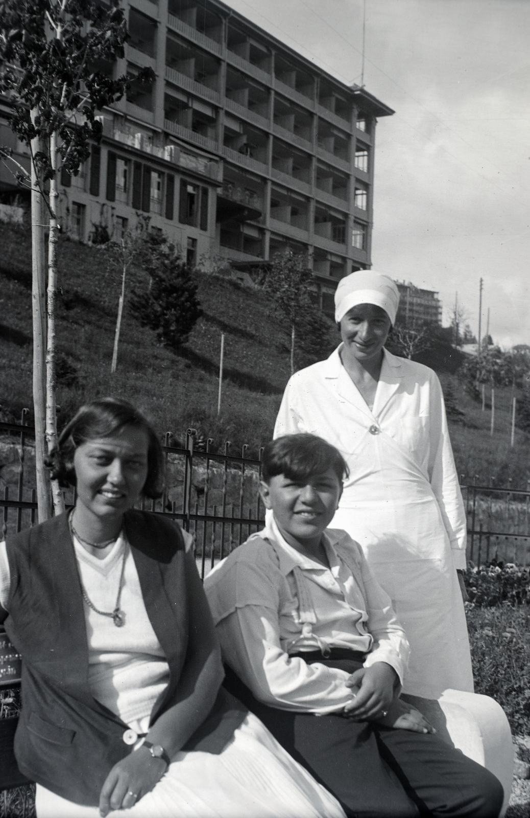 Ausztria, Stolzalpe, a szanatóriumban ápolt fiú édesanyjával és ápolónőjével, háttérben a kórház., 1935, Sattler Katalin, ápolónő, Fortepan #146133