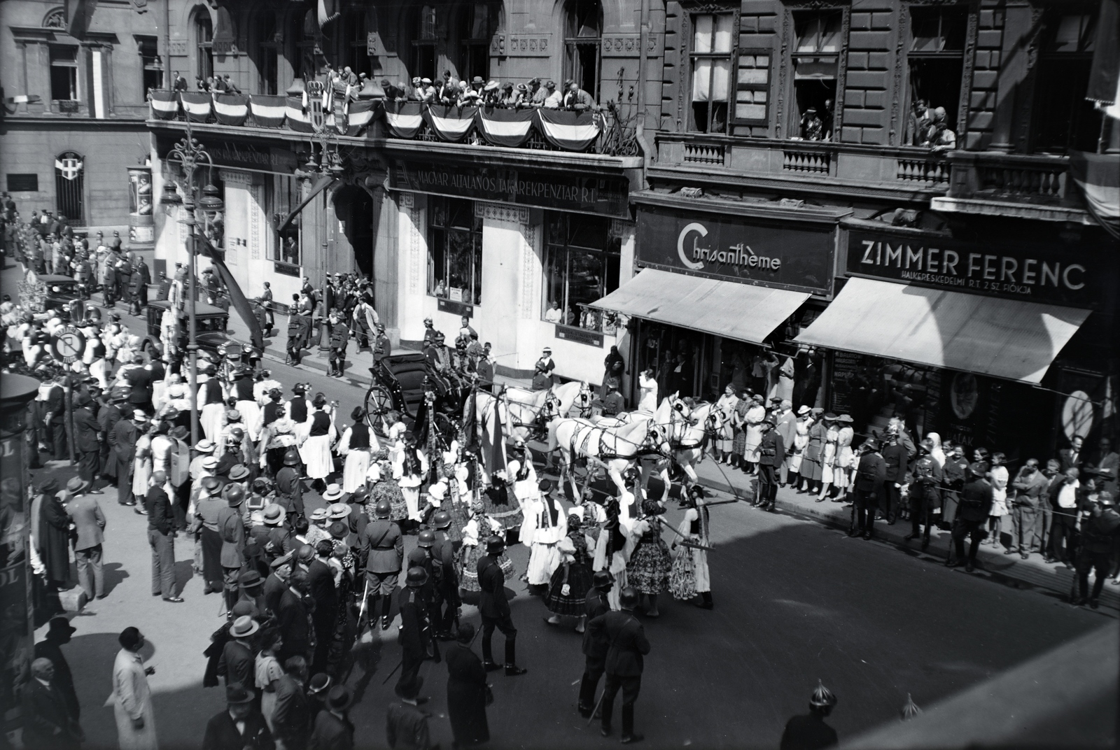 Hungary, Budapest V., József Attila (gróf Tisza István) utca a József nádor térnél, balra a Nádor utca torkolata. A felvétel III. Viktor Emánuel olasz király budapesti látogatása alkalmával, 1937. május 19-én készült, a Gyöngyösbokrétások felvonulásáról., 1937, Sattler Katalin, Budapest, Fortepan #146146