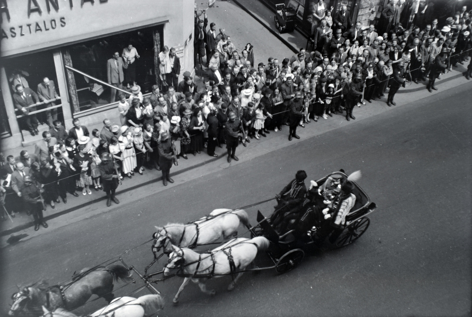 Hungary, Budapest V., József Attila (gróf Tisza István) utca, szemben a mára megszűnt Perc köz torkolata. A jobb oldali háztömb a háborúban megsemmisült, ma a Hild tér van a helyén. A felvétel III. Viktor Emánuel olasz király budapesti látogatása alkalmával, 1937. május 19-én készült., 1937, Sattler Katalin, Horse-drawn carriage, Budapest, Fortepan #146153