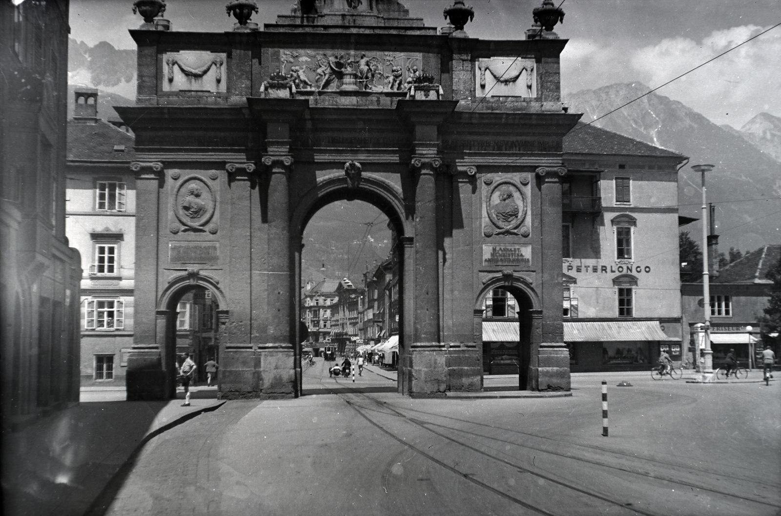 Austria, Innsbruck, Diadalív a Leopoldstrasse felől nézve., 1938, Sattler Katalin, Fortepan #146162