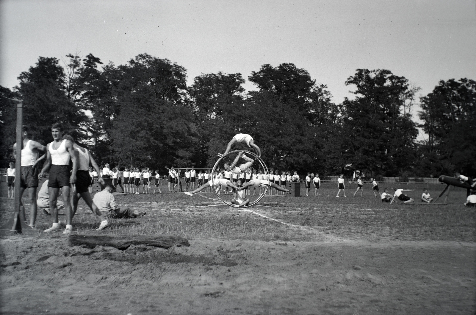 Hungary, Tahitótfalu, a Budapesten működő német birodalmi iskola sportrendezvénye a Pokol csárda melletti sportpályán., 1939, Sattler Katalin, wheel gymnastics, devil's wheel, Fortepan #146169