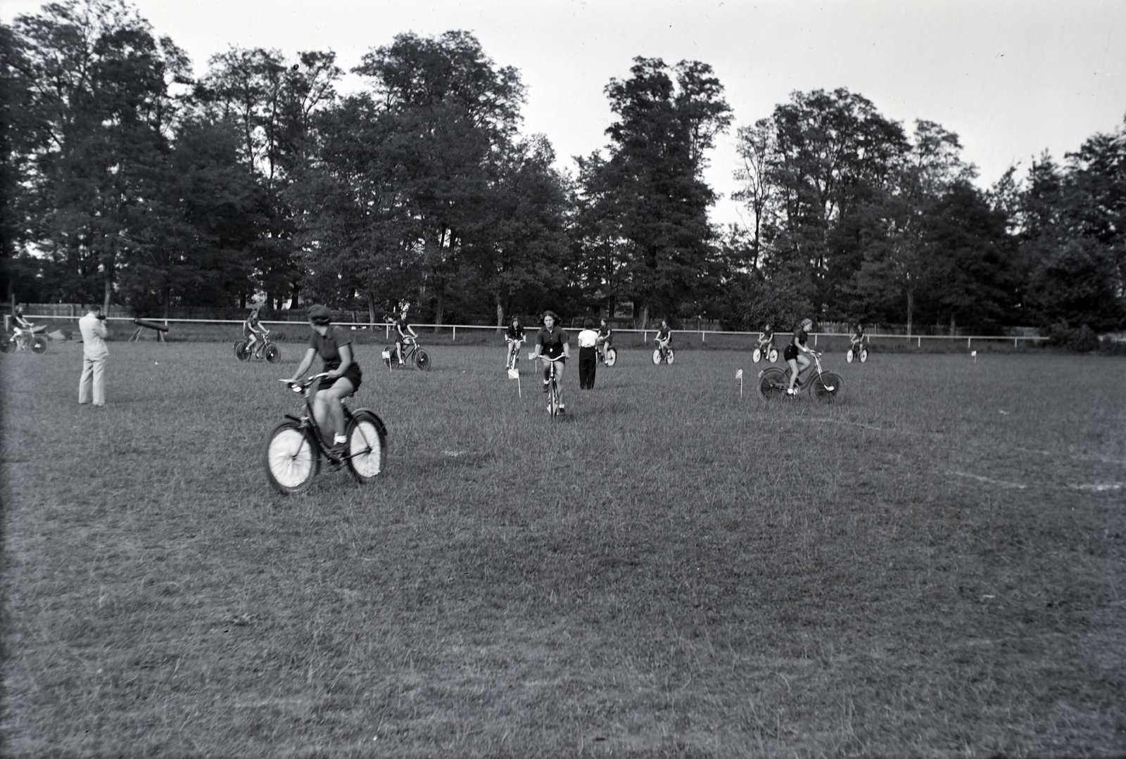 Hungary, Tahitótfalu, a Budapesten működő német birodalmi iskola sportrendezvénye a Pokol csárda melletti sportpályán., 1939, Sattler Katalin, bicycle, Fortepan #146185