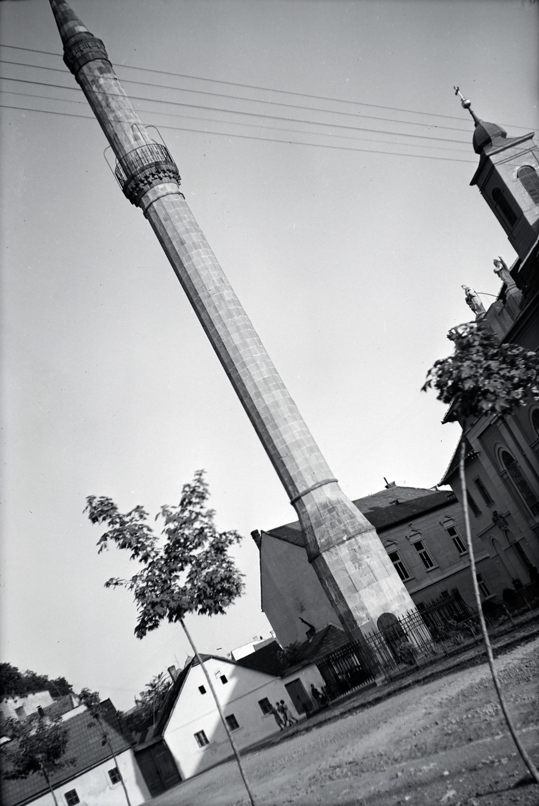 Hungary, Eger, a Minaret a Knézich Károly utcából nézve, jobbra a Szent Sebestyén vértanú templom (volt Irgalmasok temploma)., 1939, Sattler Katalin, slanted, Ottoman architecture, Fortepan #146196