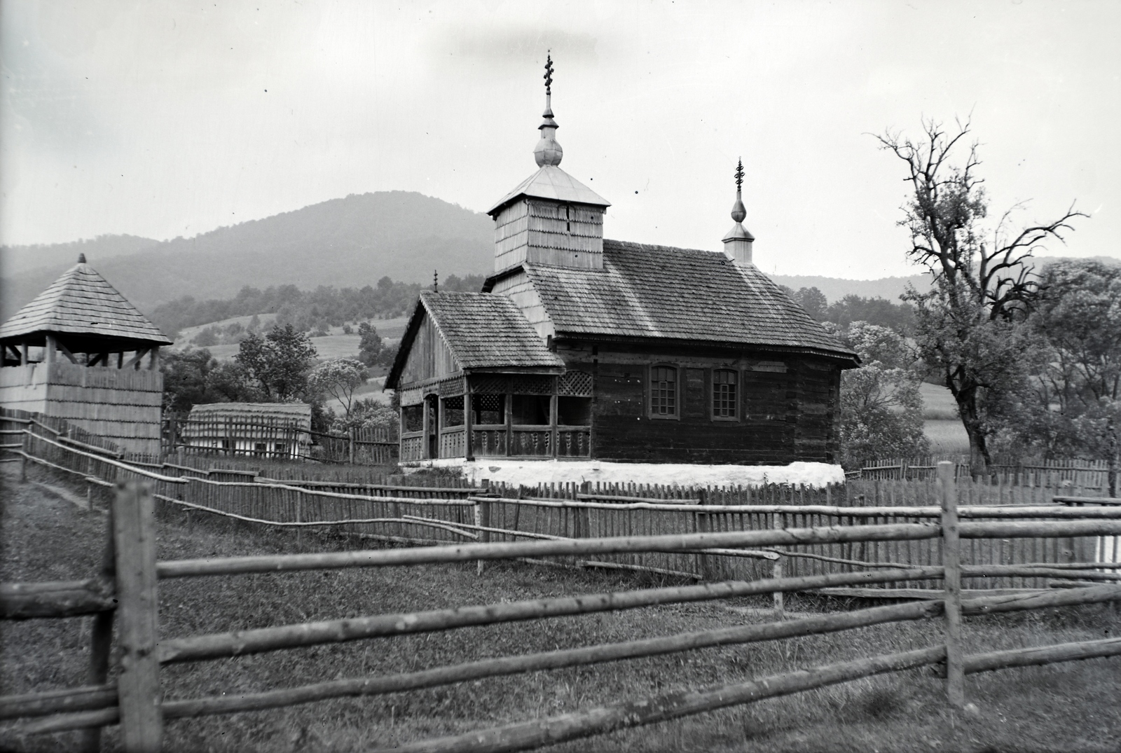 Ukraine,Zakarpattia Oblast, Zhdeniievo, ruszin fatemplom., 1939, Sattler Katalin, fence, vernacular architecture, shingle, church, wood shingles, Fortepan #146203