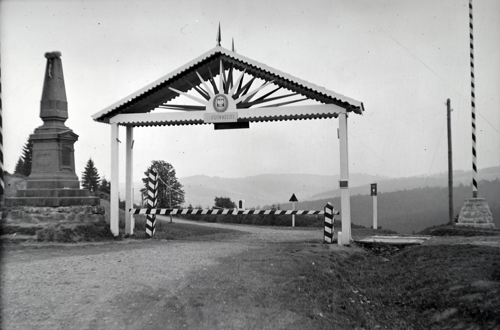 Ukraine,Zakarpattia Oblast, pereval Szerednyovereckij, lengyel-magyar határ, a Millennium idején felállított emlékobeliszk (1950-ben elbontották) és a győzelmi kapu., 1939, Sattler Katalin, gate, border crossing, barrier, flag pole, Obelisk, Fortepan #146204