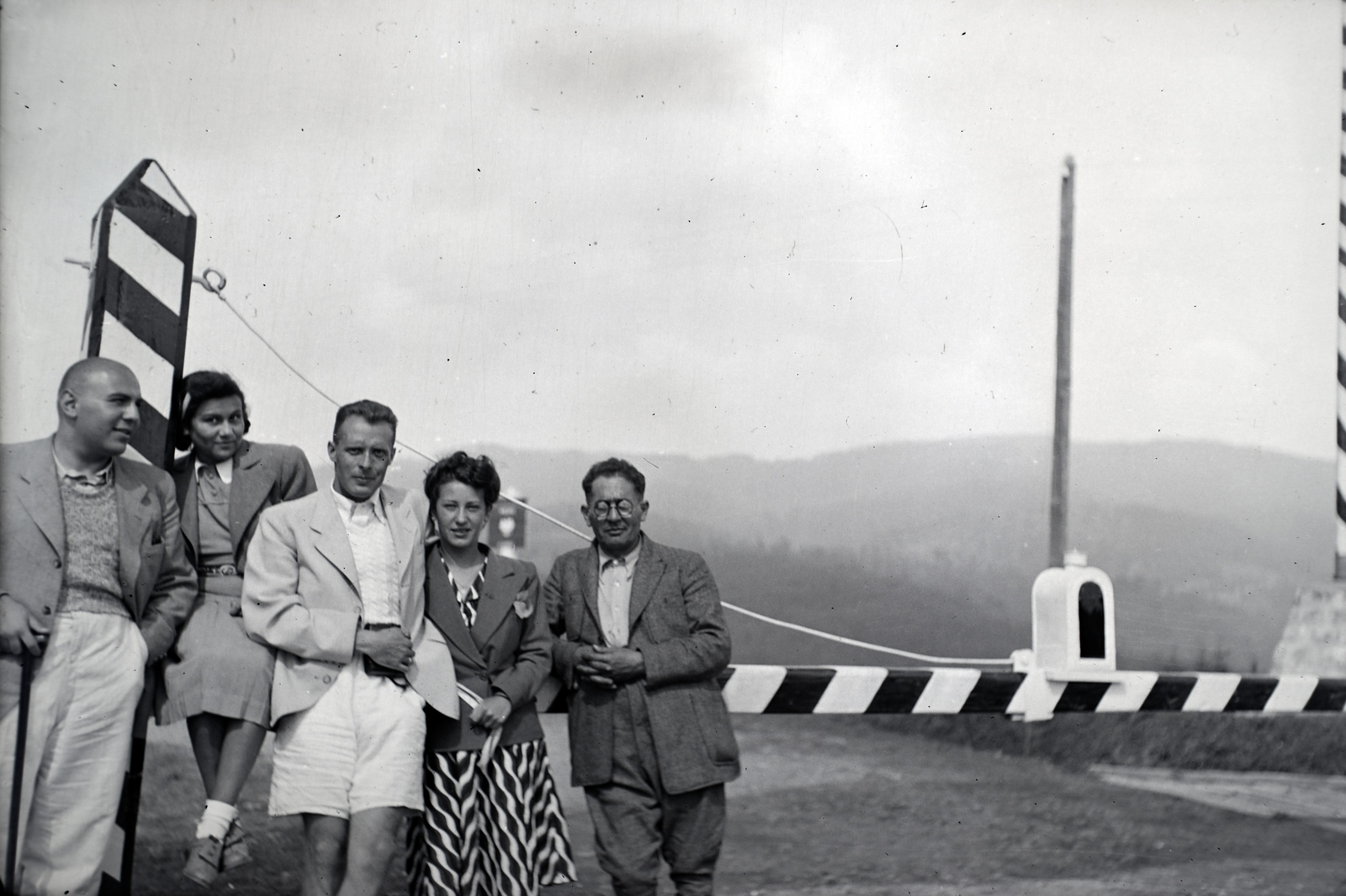 Ukraine,Zakarpattia Oblast, pereval Szerednyovereckij, lengyel-magyar határ, sorompó a győzelmi kapu alatt., 1939, Sattler Katalin, border crossing, barrier, Fortepan #146205