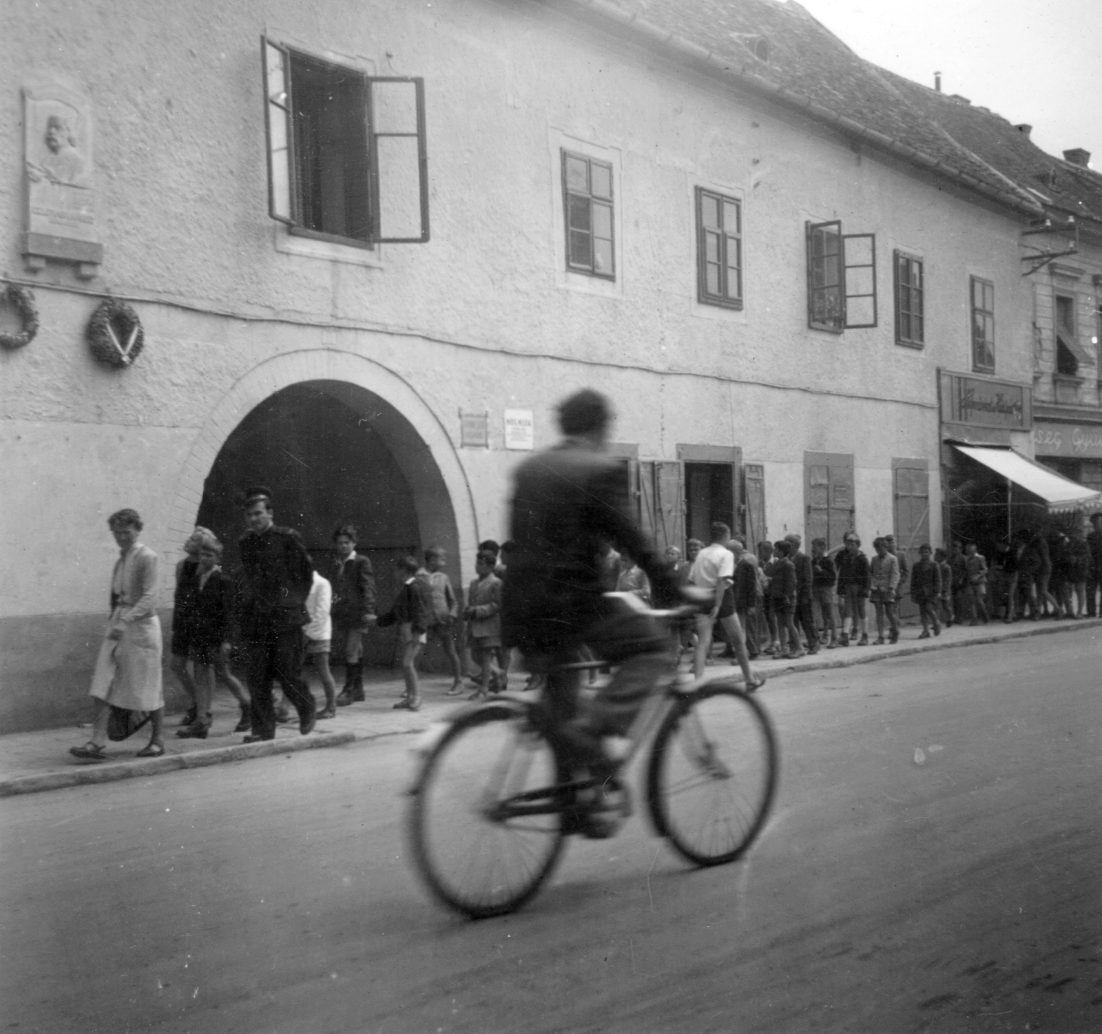 Magyarország,Balaton, Keszthely, Kossuth Lajos utca 22., Goldmark Károly zeneszerző szülőháza., 1958, Baráth Endre, kerékpár, utcakép, életkép, emléktábla, Fortepan #14621