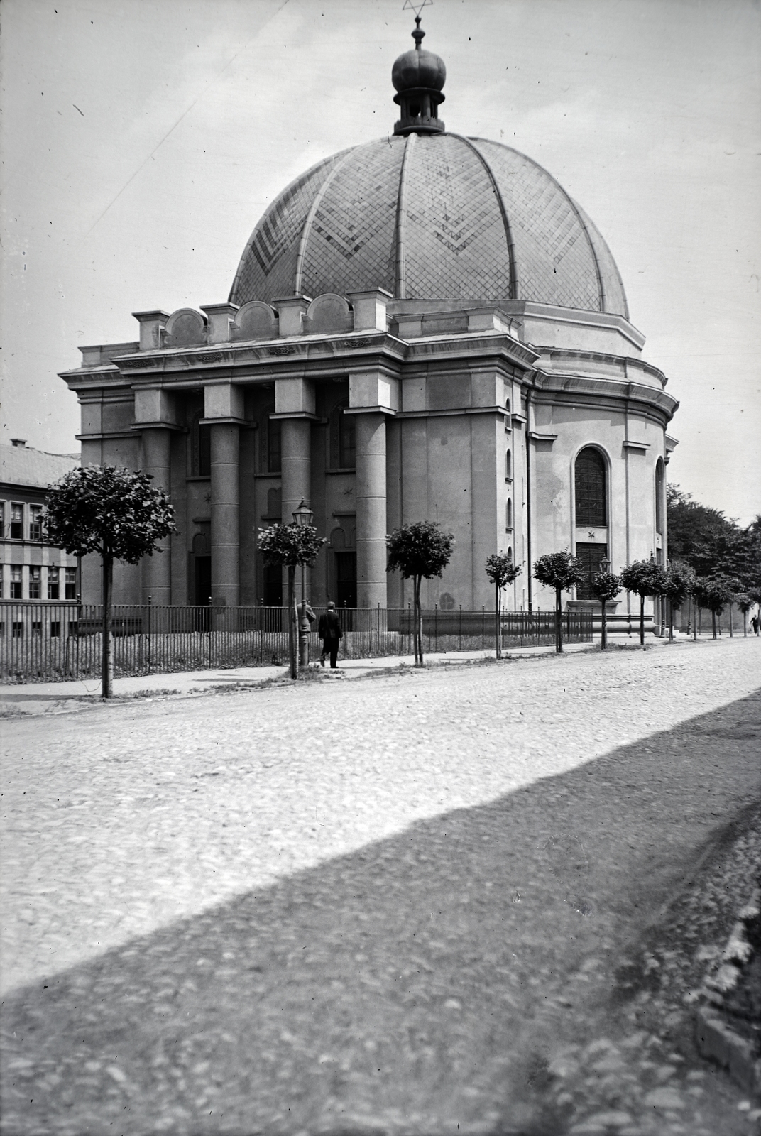Slovakia, Košice, Imaház utca (ulica Grešákova) a Rákóczi körút (ulica Moyzesova) felől a Frangepán utca (ulica Tajovského) felé nézve. A Kozma Lajos által tervezett neológ zsinagóga, a II. világháború után magtárnak használták, majd 1960-ban átalakították, ma Művészetek Háza, amelyben a Kassai Állami Filharmonikus Zenekar hangversenyterme is található., 1939, Sattler Katalin, Fortepan #146217