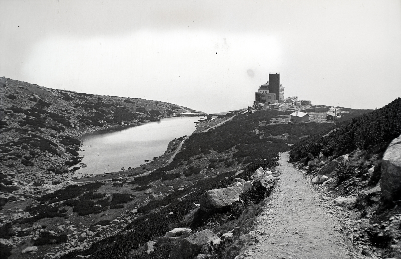 Slovakia, High Tatras, Kőpataki tó, a Tátralomnicról induló lanovka végállomása és az Encián szálló., 1939, Sattler Katalin, path, tarn, Fortepan #146223