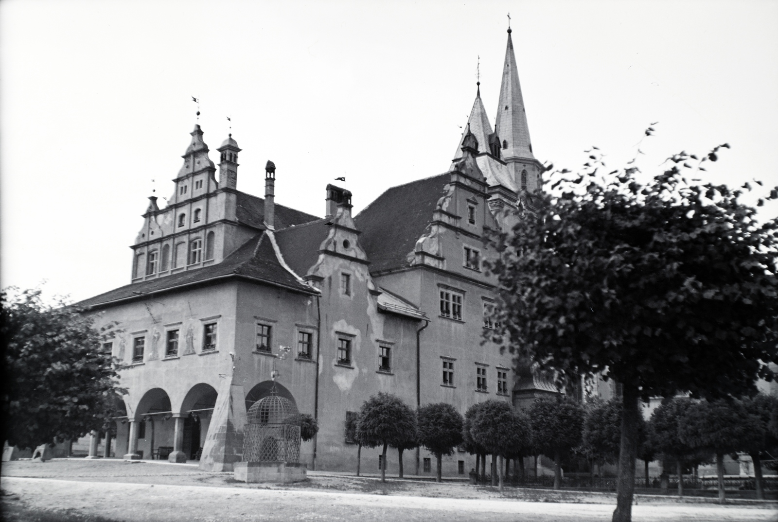 Slovakia, Levoča, Városháza, mögötte a Szent Jakab-templom., 1941, Sattler Katalin, Fortepan #146228