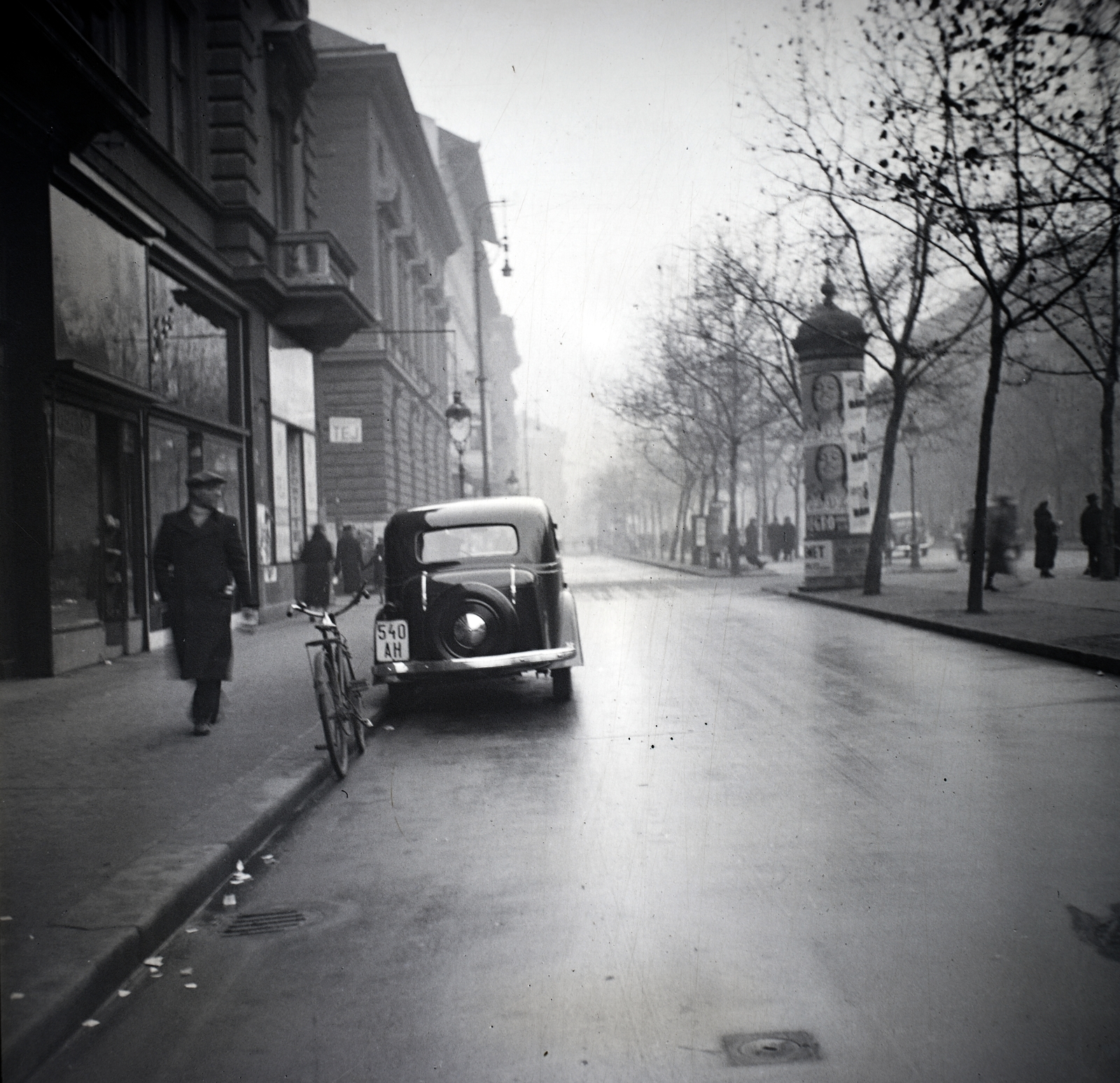 Hungary, Budapest VI., Andrássy út az Oktogon felé nézve, balra a Csengery utca., 1940, Sattler Katalin, Budapest, bicycle, Fortepan #146279