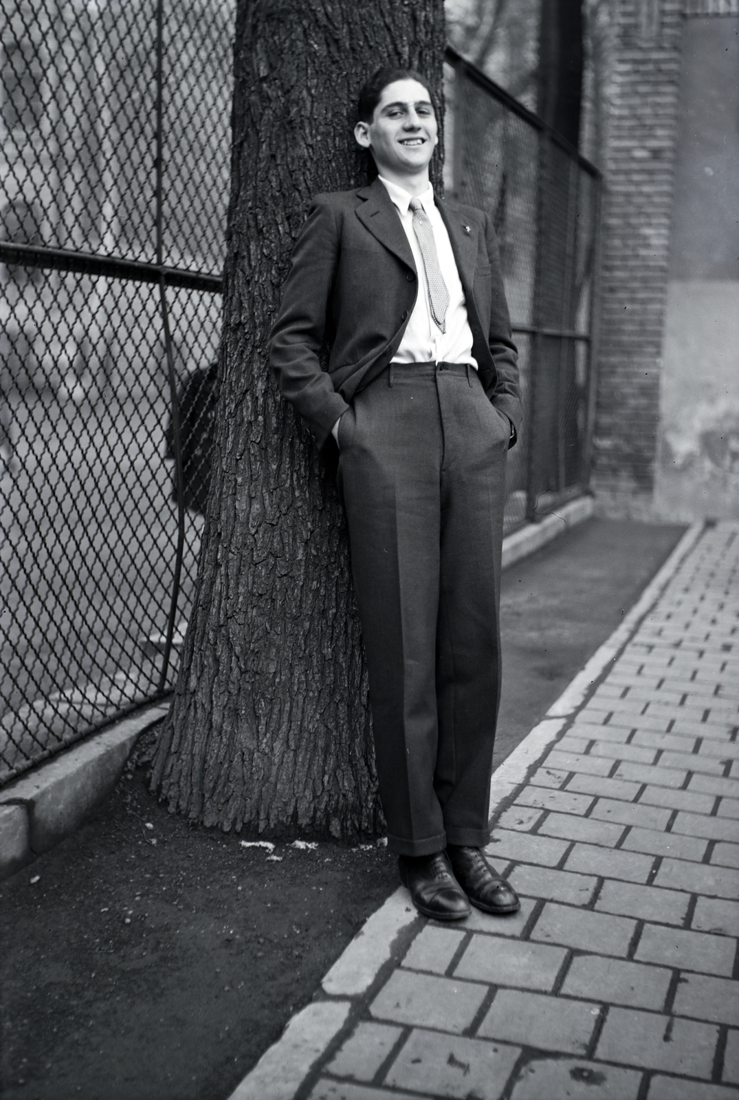 Magyarország, Budapest VII., Damjanich utca 4., a felvétel a Német Birodalmi Iskola udvarán készült., 1940, Sattler Katalin, Budapest, támaszkodás, fiú, Fortepan #146287