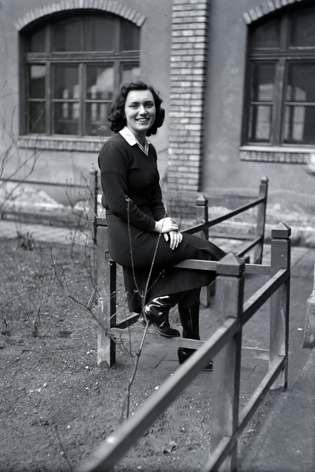Hungary, Budapest VII., Damjanich utca 4., a felvétel a Német Birodalmi Iskola udvarán készült., 1940, Sattler Katalin, Budapest, sitting on a handrail, girl, Fortepan #146290