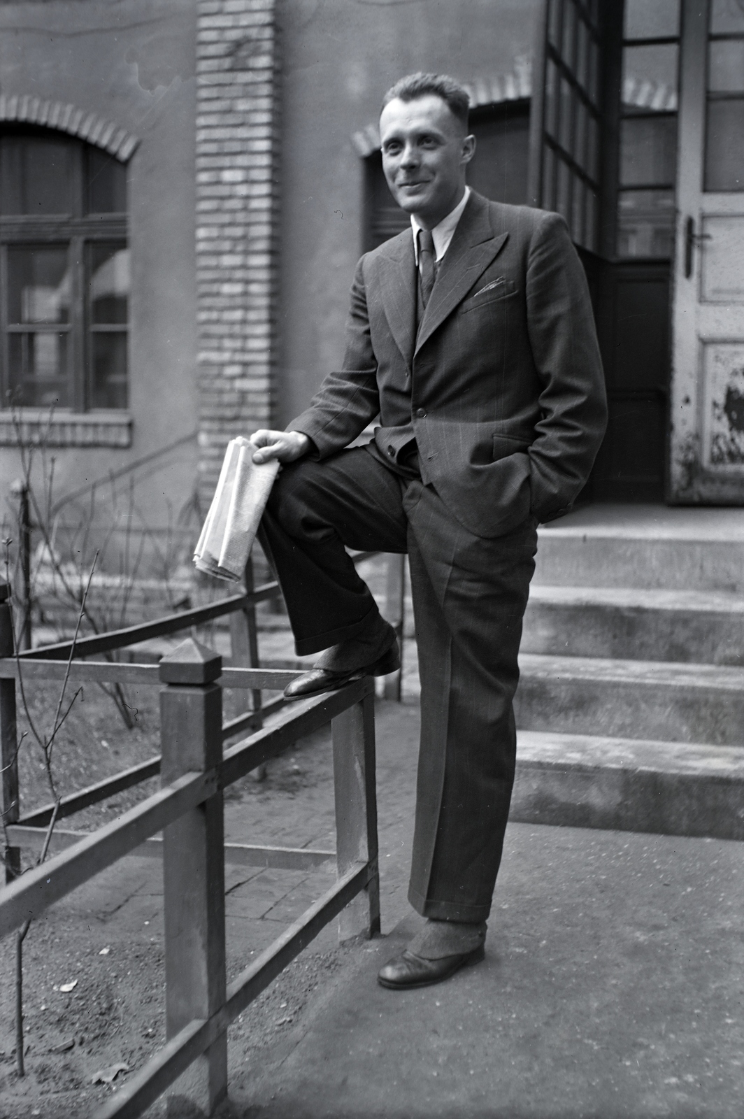 Hungary, Budapest VII., Damjanich utca 4., a felvétel a Német Birodalmi Iskola udvarán készült., 1940, Sattler Katalin, Budapest, teacher, suit, spat, man, Fortepan #146291