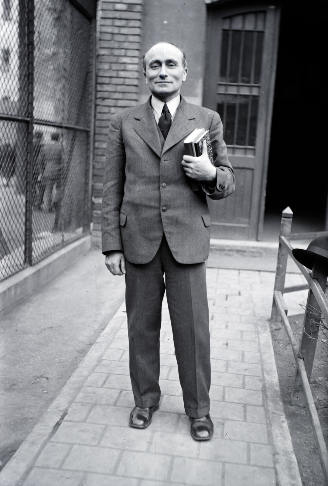 Magyarország, Budapest VII., Damjanich utca 4., a felvétel a Német Birodalmi Iskola udvarán készült., 1940, Sattler Katalin, Budapest, tanár, férfi, Fortepan #146296