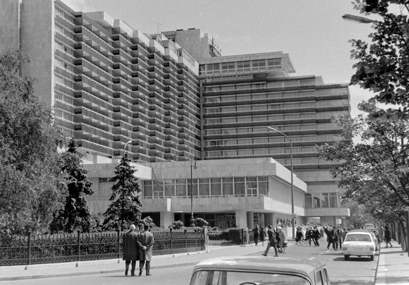 Magyarország, Budapest V., Dunakorzó, Hotel Duna Intercontinental., 1970, Fortepan, korlát, utcakép, szálloda, életkép, építészet, lámpaoszlop, automobil, Finta József-terv, Budapest, Fortepan #1463