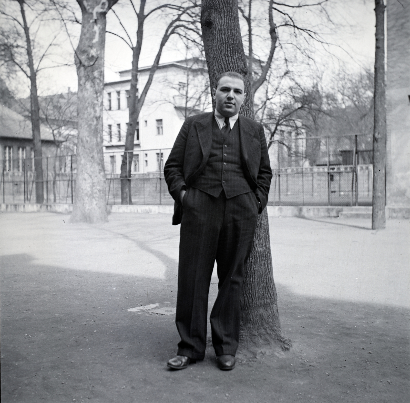 Hungary, Budapest VII., Damjanich utca 4., a felvétel a Német Birodalmi Iskola udvarán készült., 1940, Sattler Katalin, Budapest, teacher, man, Fortepan #146302