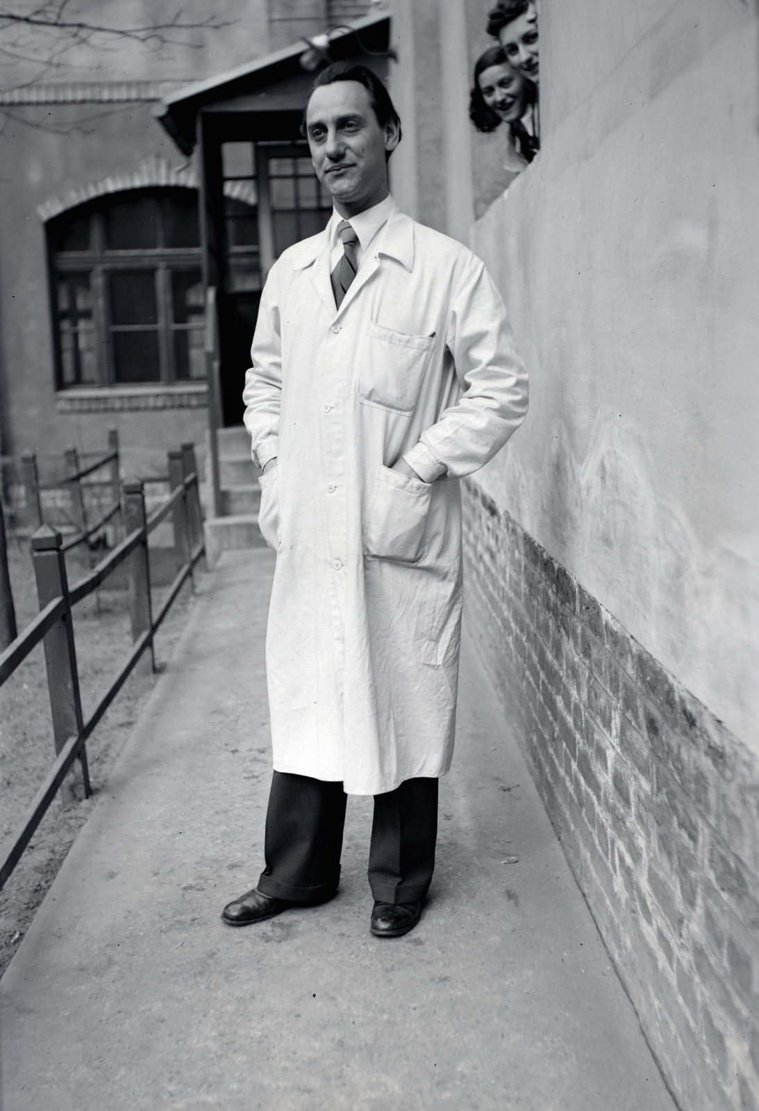 Hungary, Budapest VII., Damjanich utca 4., a felvétel a Német Birodalmi Iskola udvarán készült., 1940, Sattler Katalin, Budapest, overall, peeking, Fortepan #146303