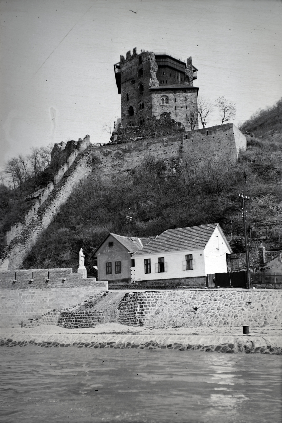 Hungary,Danube Bend, Visegrád, az Alsóvár a lakótoronnyal / Salamon-torony, a Dunáról nézve., 1940, Sattler Katalin, Fortepan #146308