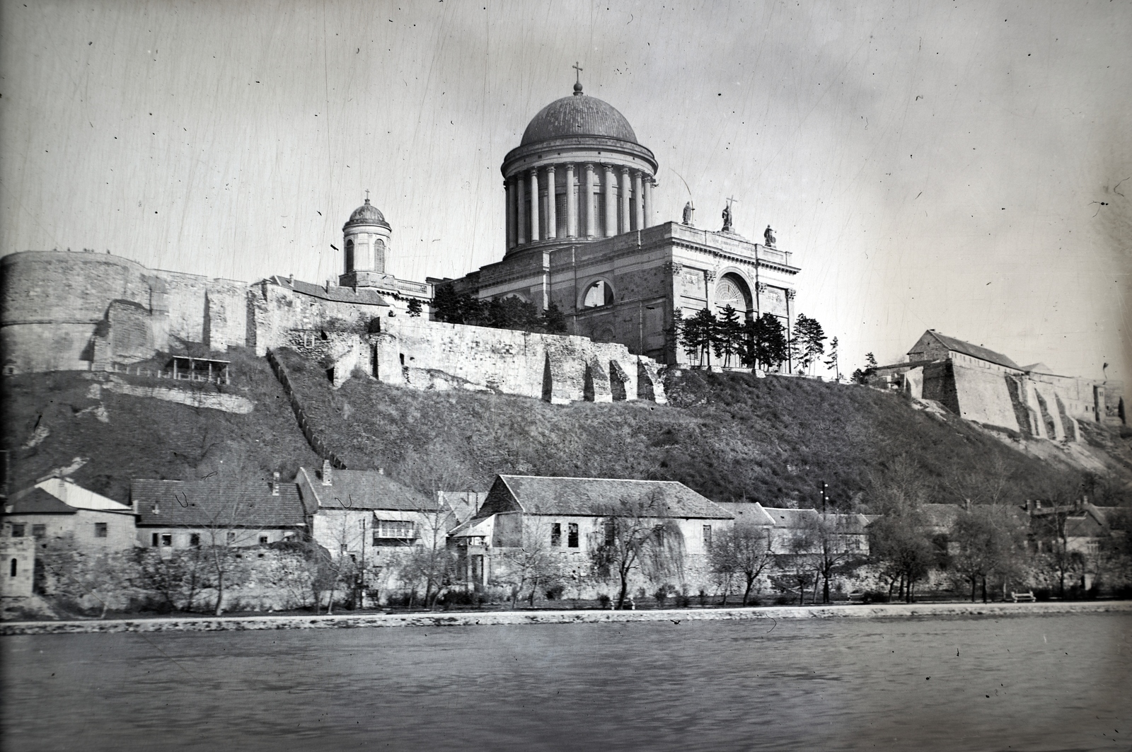 Hungary, Esztergom, a Bazilika a Dunáról nézve., 1940, Sattler Katalin, basilica, Cathedral, Fortepan #146309